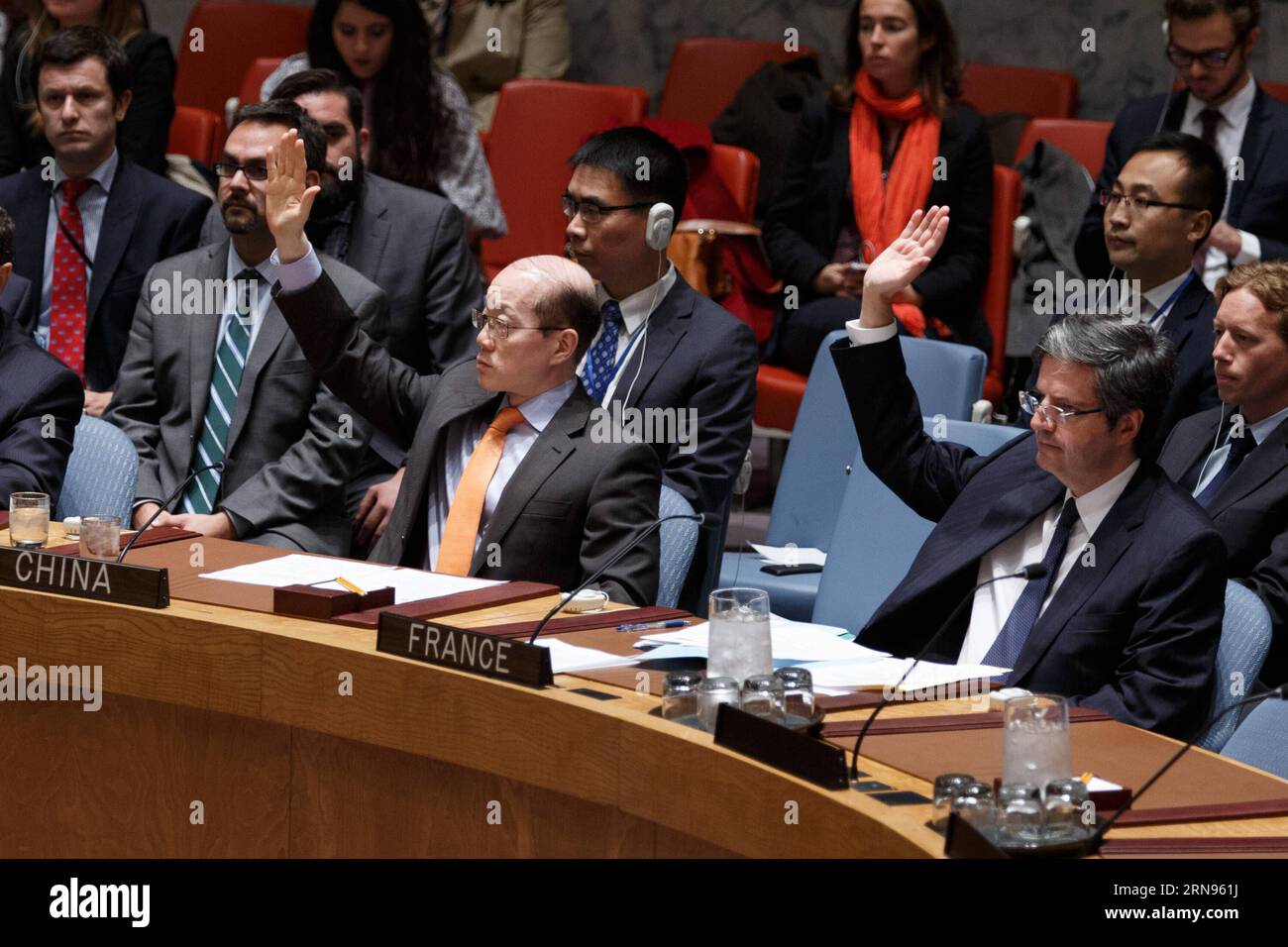 Sitzung des UN-Sicherheitsrats zum Kampf gegen ISIS (151120) -- NEW YORK, 20. November 2015 -- Liu Jieyi (L-Front), ständiger Vertreter Chinas bei den Vereinten Nationen, und Francois Delattre (R-Front), ständiger Vertreter Frankreichs bei den Vereinten Nationen, stimmt für eine Resolution, in der alle Länder aufgefordert werden, die Bemühungen zur Verhinderung weiterer Terroranschläge des Islamischen Staates (IS) und ähnlicher Gruppen im UN-Hauptquartier in New York am 20. November 2015 zu koordinieren. ) UN-SICHERHEITSRAT-ANTITERROR-IS LixMuzi PUBLICATIONxNOTxINxCHN Treffen des UN-SICHERHEITSRATS zur Bekämpfung von ISIS 151120 New Yo Stockfoto