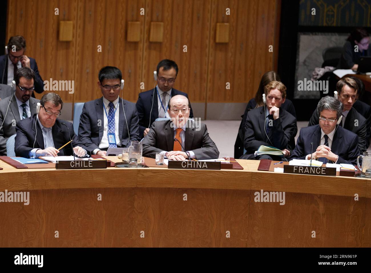 Sitzung des UN-Sicherheitsrats zum Kampf gegen ISIS (151120) -- NEW YORK, 20. November 2015 -- Liu Jieyi (C-Front), der ständige Vertreter Chinas bei den Vereinten Nationen, spricht, nachdem der UN-Sicherheitsrat am 20. November 2015 im UN-Hauptquartier in New York eine Resolution verabschiedet hat, in der alle Länder aufgefordert werden, die Bemühungen zur Verhinderung weiterer Terroranschläge des Islamischen Staates (IS) und ähnlicher Gruppen zu koordinieren. ) UN-SICHERHEITSRAT-ANTITERROR-IS LixMuzi PUBLICATIONxNOTxINxCHN Treffen des UN-SICHERHEITSRATS zur Bekämpfung des ISIS 151120 New York 20. November 2015 Liu Jieyi C Front China S permanent Re Stockfoto