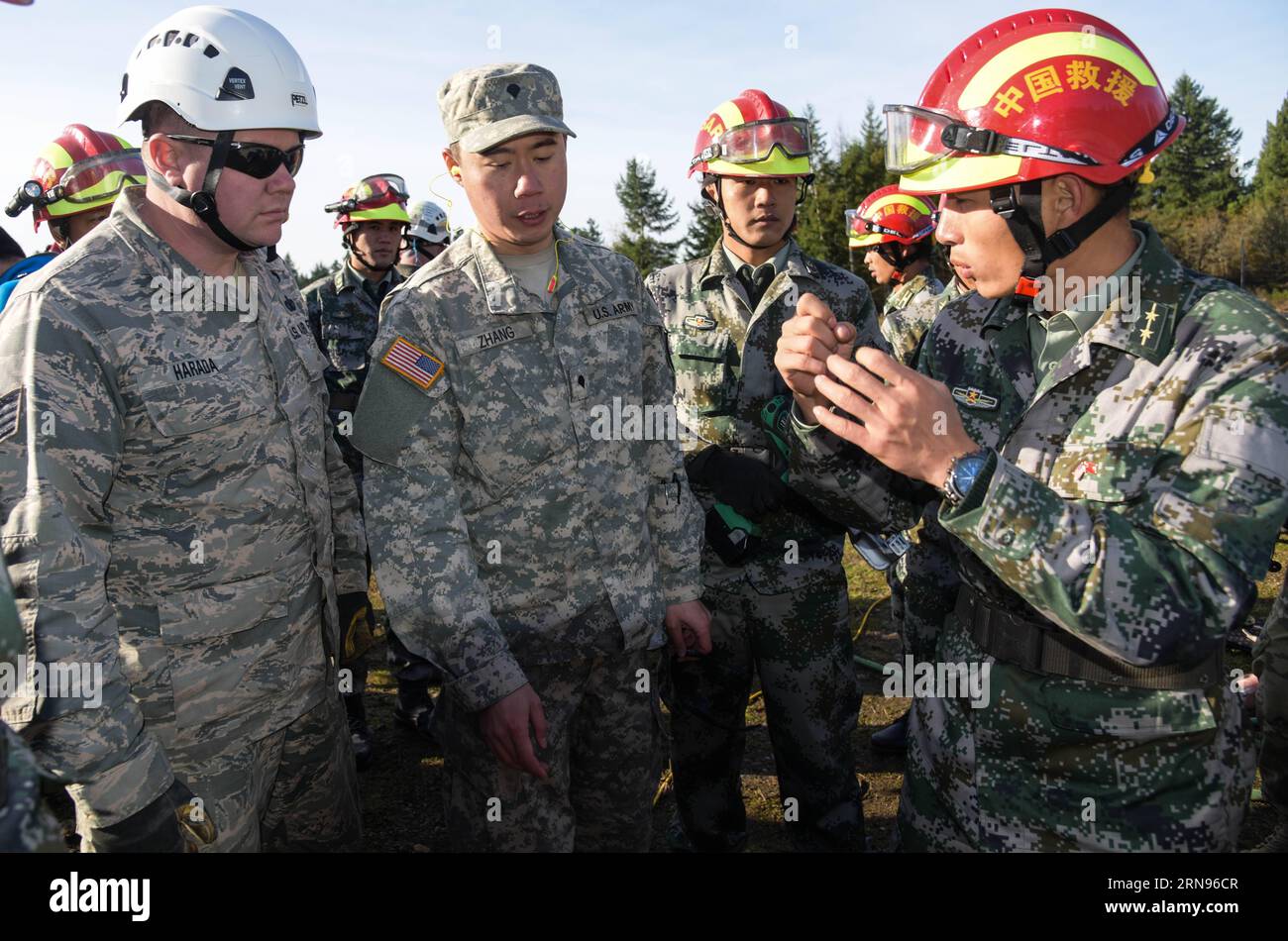 Chinesische und amerikanische Soldaten arbeiteten zusammen, um am 20. November 2015 in der Joint Base Lewis-McChord, südwestlich von Seattle, Washington, USA, humanitäre Hilfe und Katastrophenhilfe zu praktizieren. Es war das dritte Mal, dass chinesische und US-Soldaten sich im Rahmen eines jährlichen bilateralen Austauschprogramms für Katastrophenmanagement an einem praktischen Feldaustausch dieser Art beteiligten, um Fähigkeiten zur Zusammenarbeit in einem Notfallszenario aufzubauen. In den beiden vorangegangenen Veranstaltungen hatten beide Seiten einen Feldaustausch in Oahua (Hawaii), den USA und in Haikou (Hainan). USA-SEATTLE-SUMM Stockfoto