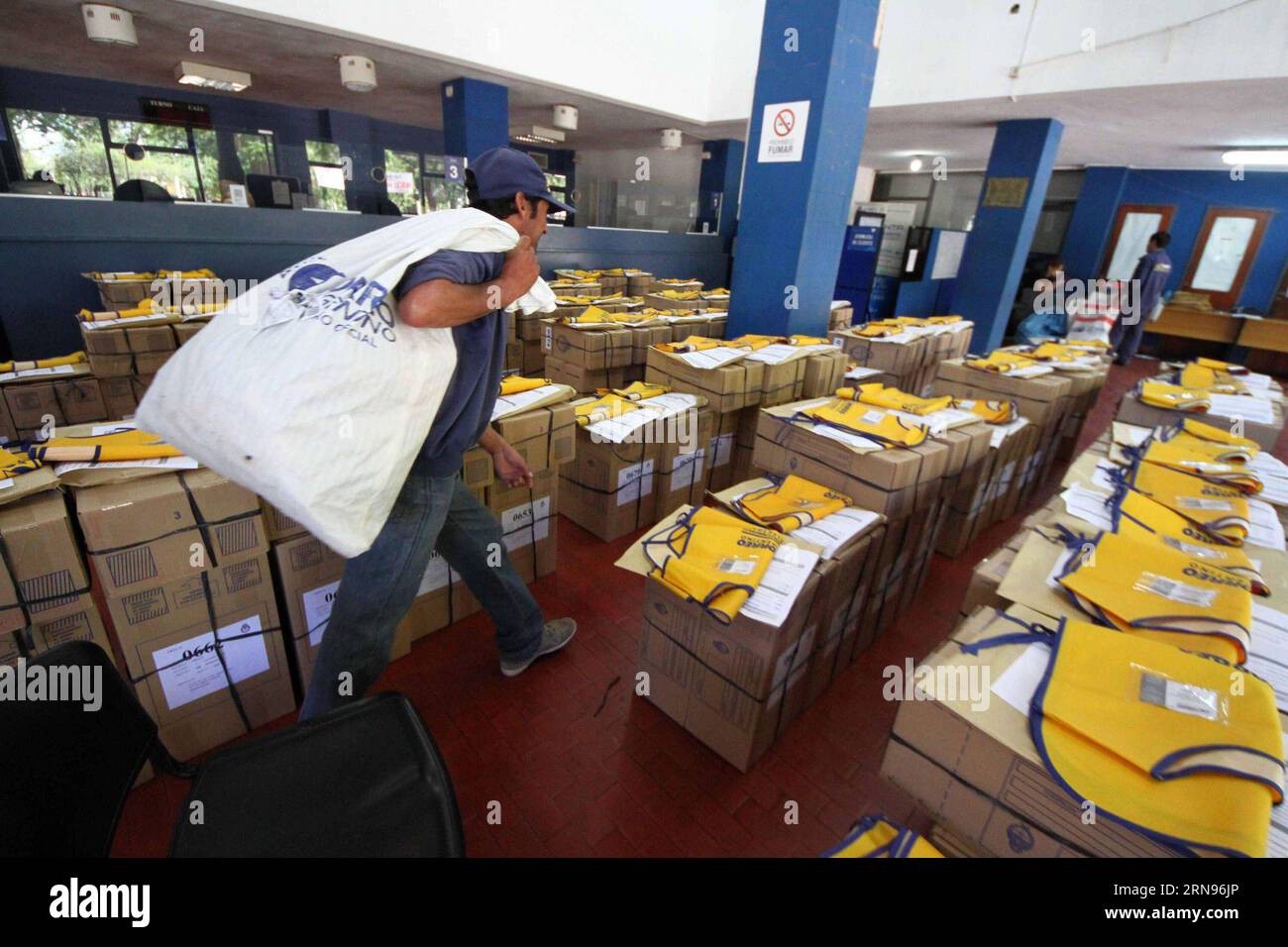 (151121) -- CHACO, 21. November 2015 -- ein Mitarbeiter der Argentine Mail läuft zwischen Wahlurnen, die vor der zweiten Runde der Präsidentschaftswahlen geliefert werden können, in Resistencia, Provinz Chaco, Argentinien, am 21. November, 2015. insgesamt 32 Millionen Argentinier können in der zweiten Runde am kommenden Sonntag den Präsidenten wählen, der im Dezember die Nachfolge von Cristina Fernandez de Kirchner antreten wird. German Pomar/) (da) (fnc) ARGENTINA-CHACO-POLITICS-ELECTIONS TELAM PUBLICATIONxNOTxINxCHN 151121 Chaco Nov 21 2015 to Employee of the Argentine Mail Walks between Vot Boxes T Stockfoto