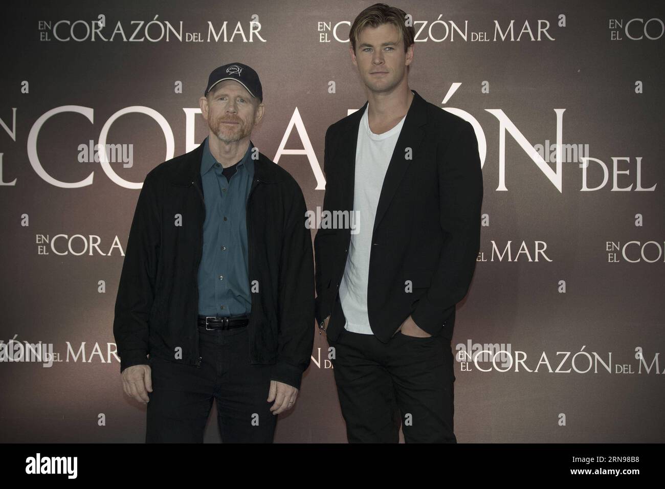 (151123) -- MEXIKO-STADT, 23. November 2015 -- der australische Schauspieler Chris Hemsworth (R) und der US-amerikanische Regisseur Ron Howard posieren während einer Werbeveranstaltung des Films im Herzen des Meeres in Mexiko-Stadt, Hauptstadt von Mexiko, am 23. November 2015. Alejandro Ayala) (rtg) (sp) MEXIKO-MEXIKO CITY-MOVIE-IN THE HEART OF THE SEA e AlejandroxAyala PUBLICATIONxNOTxINxCHN 151123 Mexico City 23. November 2015 der australische Schauspieler Chris Hemsworth r und der US-Regisseur Ron Howard posieren während einer Werbeveranstaltung des Films im Herzen des Meeres in Mexiko-Stadt Hauptstadt von Mexiko ON November 2015 Alejandro Ayala RTG SP Stockfoto