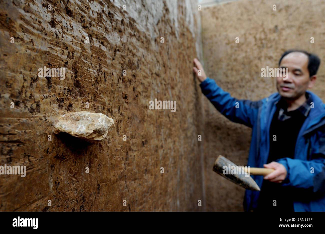 (151124) -- XI AN, 24. November 2015 -- der Forscher Wang Shejiang vom Institut für Wirbeltierpaläontologie und Paläoanthropologie der Chinesischen Akademie der Wissenschaften arbeitet am Ausgrabungsort der paläolithischen Stätte an den Ruinen der paläoanthropologischen Stätte des Longgang Temple in Hanzhong City, Provinz Shaanxi in Nordchina, 24. November 2015. Archäologen des Instituts für Wirbeltierpaläontologie und Paläoanthropologie der Chinesischen Akademie der Wissenschaften und des Shaanxi Archaeological Institute haben in den Ruinen des Longgang Temple Spuren menschlicher Aktivitäten gefunden, die auf über eine Million Jahre zurückreichen. Die Entdeckung Stockfoto