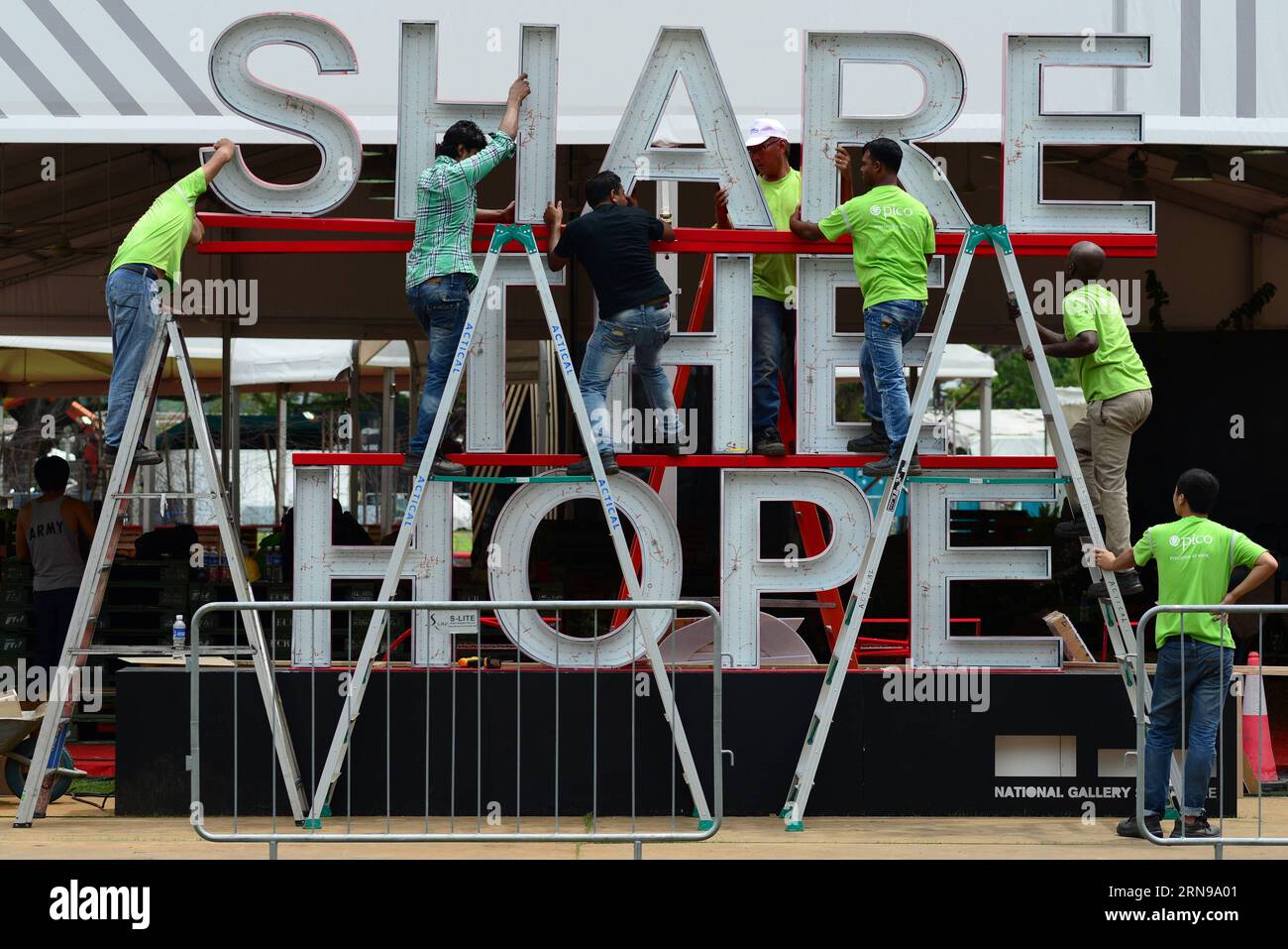 (151125) -- SINGAPUR, 25. November 2015 -- Arbeiter arbeiten bei Singapore s Padang, 25. November 2015. Singapurs Ministerium für Handel und Industrie gab am Mittwoch bekannt, dass die Wirtschaft des Landes im dritten Quartal 2015 um 1,9 Prozent gegenüber dem Vorjahr wuchs und für das gesamte Jahr 2015 mit einem Wachstum von fast 2,0 Prozent rechnen würde. ) SINGAPUR-WIRTSCHAFT-WACHSTUM ThenxChihxWey PUBLICATIONxNOTxINxCHN 151125 Singapur Nov 25 2015 Arbeiter arbeiten BEI Singapur S Padang Nov 25 2015 Singapur S Ministerium für Handel und Industrie gab AM Mittwoch bekannt, dass die Wirtschaft des Landes im dritten Quartal des Jahres um 1 9 Prozent gewachsen ist Stockfoto