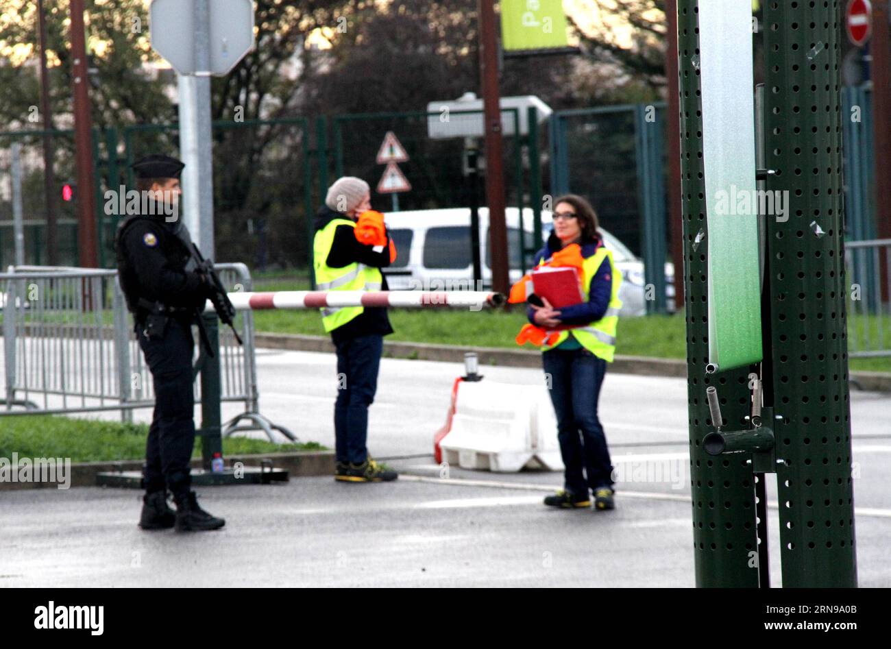 (151125) -- PARIS, 25. November 2015 -- Ein Polizeibeamter steht am Eingang von Le Bourget, wo vom 30. November bis 11. Dezember 2015 in Paris, Frankreich, am 25. November 2015 die Weltklimakonferenz der Vereinten Nationen (COP 21) stattfindet. Frankreich, das bereits unter hoher Terrorgefahr steht, plante, 8.000 Polizisten und Gendarmen über das Land zu schütten, um die nationalen Grenzen zu sichern und die Sicherheit zu Hause zu gewährleisten, wo die bevorstehende UN-Konferenz zum Klimawandel (COP21) nächste Woche stattfinden soll, sagte ein Regierungsbeamter am Mittwoch. )(azp) FRANKREICH-KLIMA-GIPFEL zhengxbin PUBLICATIONxNOTxINxCHN 151125 Stockfoto