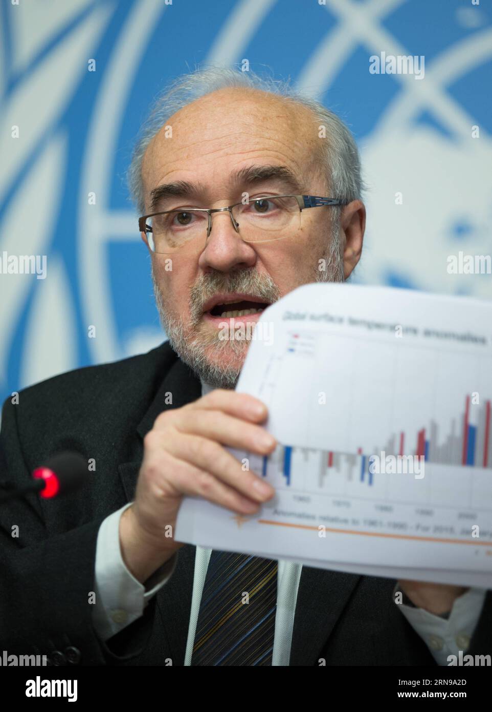 (151125) -- GENF, 25. November 2015 -- Michel Jarraud, Generalsekretär der Weltorganisation für Meteorologie (WMO), zeigt eine Grafik auf einer Pressekonferenz in Genf, Schweiz, 25. November 2015. Die durchschnittliche globale Oberflächentemperatur im Jahr 2015 dürfte die wärmste aller Zeiten sein und den symbolischen und bedeutenden Meilenstein von 1 Grad Celsius über der vorindustriellen Ära erreichen. Dies ist auf eine Kombination aus einer starken El Ni?o und einer vom Menschen verursachten globalen Erwärmung zurückzuführen, laut der World Meteorological Organization (WMO).) (azp) SCHWEIZ-GENF-WMO-WÄRMSTES JAHR XuxJinquan PUBLICATIONxNOTxINxCHN 1 Stockfoto
