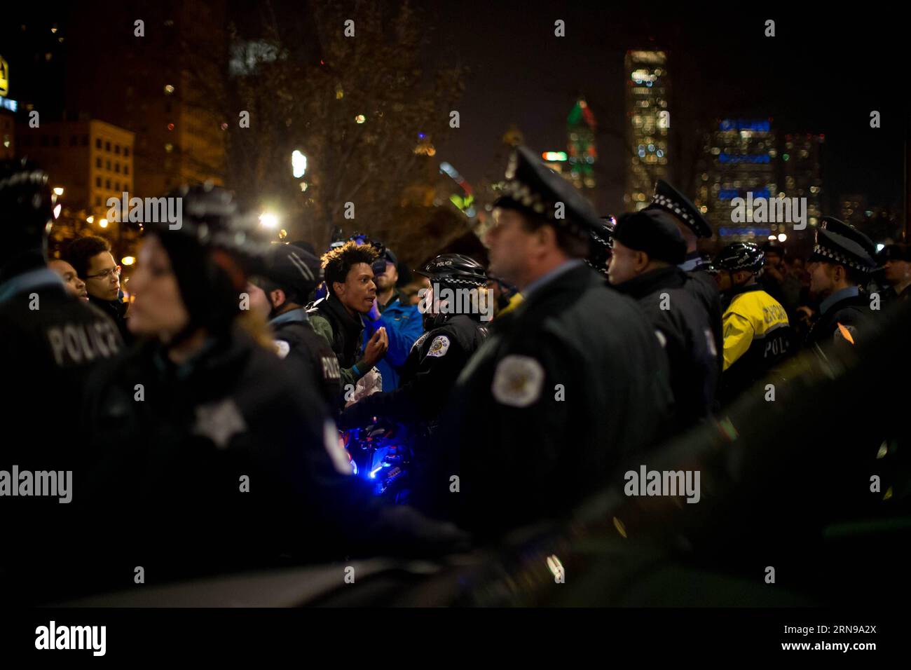 Die Demonstranten treffen auf die Polizei während des Protestes gegen die Ermordung von Laquan McDonald in der Innenstadt von Chicago, Illinois, USA am 24. November 2015. Die Polizei veröffentlichte am Dienstag ein Video, das die Erschießung des 17-jährigen Laquan McDonald zeigt, der am 20. Oktober 2014 vom Chicagoer Polizeibeamten Jason Van Dyke getötet wurde. Jason Van Dyke wurde wegen Mordes ersten Grades in McDonalds Tod angeklagt. ) US-CHICAGO-POLICE-SHOOTING-PROTEST TingxShen PUBLICATIONxNOTxINxCHN-Demonstranten treffen mit der Polizei während des Protestes gegen die Ermordung von Laquan McDonald durch die Polizei in der Innenstadt von Chicago Illinois United S zusammen Stockfoto