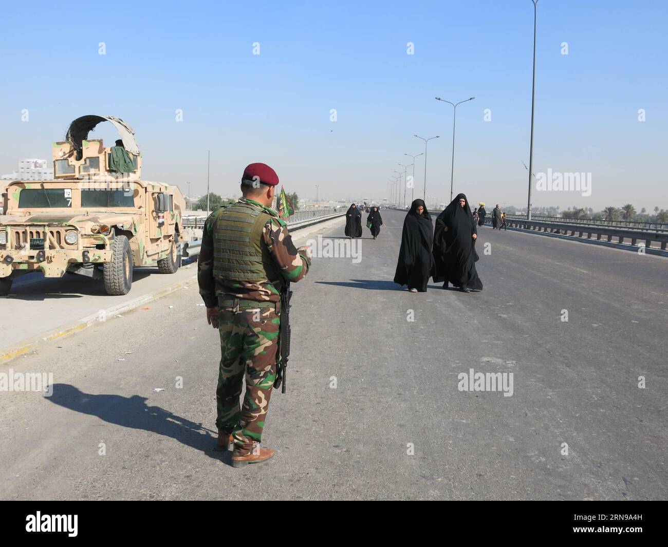 (151125) -- BAGDAD, 25. November 2015 -- schiitische Muslime beginnen am 25. November 2015 in die Karbala zu gehen, um an den Jahrestag von Imam Hussein in Bagdad, Irak, zu erinnern. Millionen von Trauernden versammelten sich in der heiligen Stadt Karbala im Irak, um an den Jahrestag des Martyriums von Imam Hussein zu erinnern. IRAK-BAGDAD-IMAM HUSSAIN-GEDENKTAG KhalilxDawood PUBLICATIONxNOTxINxCHN 151125 Bagdad Nov 25 2015 Muslime gehen zur Karbala, um zum Gedenken an Imam Hussein in Bagdad Irak AM 25 2015. November versammelten sich Millionen von Morne im Irak in der Heiligen Stadt Karbala, um des Martyriums zum Jahrestag des Martyriums zu gedenken Stockfoto