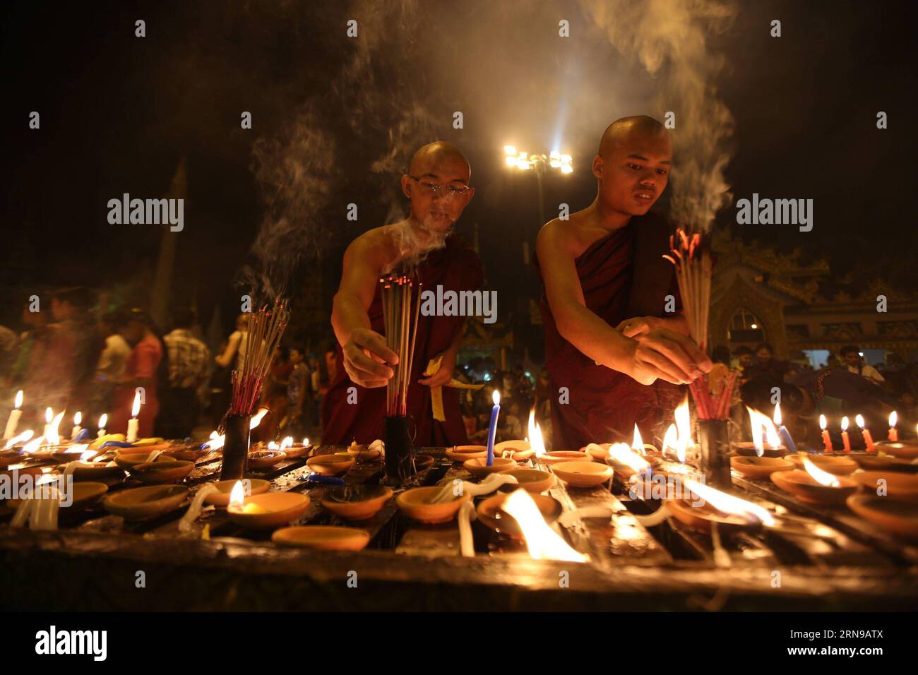 Myanmar buddhistische Mönche verbrennen Räucherstäbchen für das Gebet auf Myanmars traditionellem Tazaungdaing-Festival in der Shwedagon-Pagode in Yangon, Myanmar, 26. November 2015. Das Tazaungdaing Festival, auch bekannt als das Festival der Lichter, das im achten Monat des traditionellen myanmarischen Kalenders auf den Vollmondtag fällt, wird als Nationalfeiertag in Myanmar gefeiert und markiert das Ende der Regenzeit. ) MYANMAR-YANGON-TAZAUNGDAING FESTIVAL UxAung PUBLICATIONxNOTxINxCHN die buddhistischen Mönche Myanmars verbrennen Räucherstäbchen, um AUF DEM traditionellen myanmarischen Tazaungdaing-Festival IN der Shwedagon-Pagode ZU beten Stockfoto