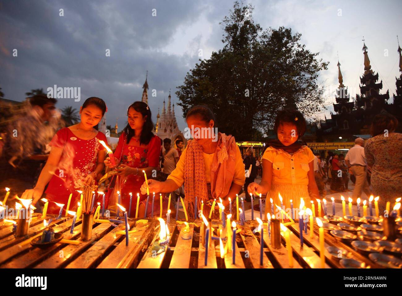 Die Menschen zünden Kerzen auf Myanmars traditionellem Tazaungdaing-Festival in der Shwedagon-Pagode in Yangon, Myanmar, 26. November 2015. Das Tazaungdaing Festival, auch bekannt als das Festival der Lichter, das im achten Monat des traditionellen myanmarischen Kalenders auf den Vollmondtag fällt, wird als Nationalfeiertag in Myanmar gefeiert und markiert das Ende der Regenzeit. ) MYANMAR-YANGON-TAZAUNGDAING FESTIVAL UxAung PUBLICATIONxNOTxINxCHN Celebrities Lichte Kerzen AUF Myanmar traditionelles Tazaungdaing Festival in der Shwedagon Pagoda in Yangon Myanmar Nov 26 2015 das Tazaungdaing Festival so k Stockfoto