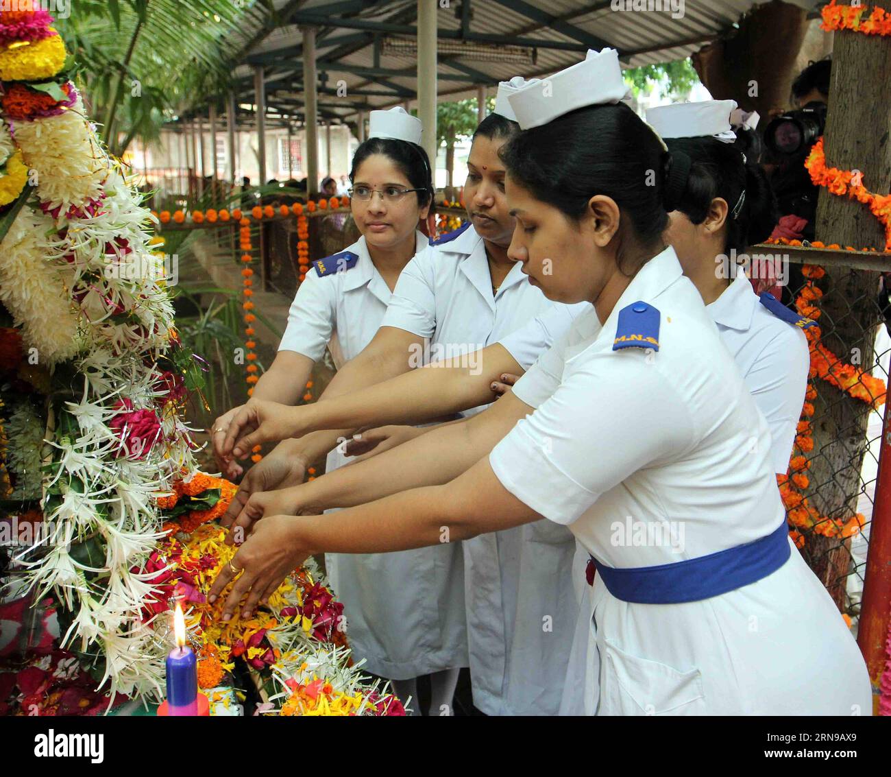 Krankenschwestern des Cama und des Albless Hospital huldigen den Opfern von 2008 Terroranschlägen in Mumbai bei einer Gedenkstätte in Mumbai, Indien, am 26. November 2015. Eine Reihe koordinierter Angriffe ereignete sich 2008 in Mumbai, bei denen mindestens 195 Menschen getötet und fast 300 weitere verletzt wurden. )(azp) INDIEN-MUMBAI-TERROR ATTACK-MEMORIAL Stringer PUBLICATIONxNOTxINxCHN Krankenschwestern von Cama und Krankenhaus huldigen den Opfern von 2008 Mumbai-TERRORANSCHLÄGEN BEI einem Memorial in Mumbai Indien Nov 26 2015 eine Reihe von koordinierten Anschlägen ereignete sich in Mumbai im Jahr 2008 TÖTETEN mindestens 195 Prominente und verletzte Gemeindemitglieder 300 andere EGP Indien Mama Stockfoto