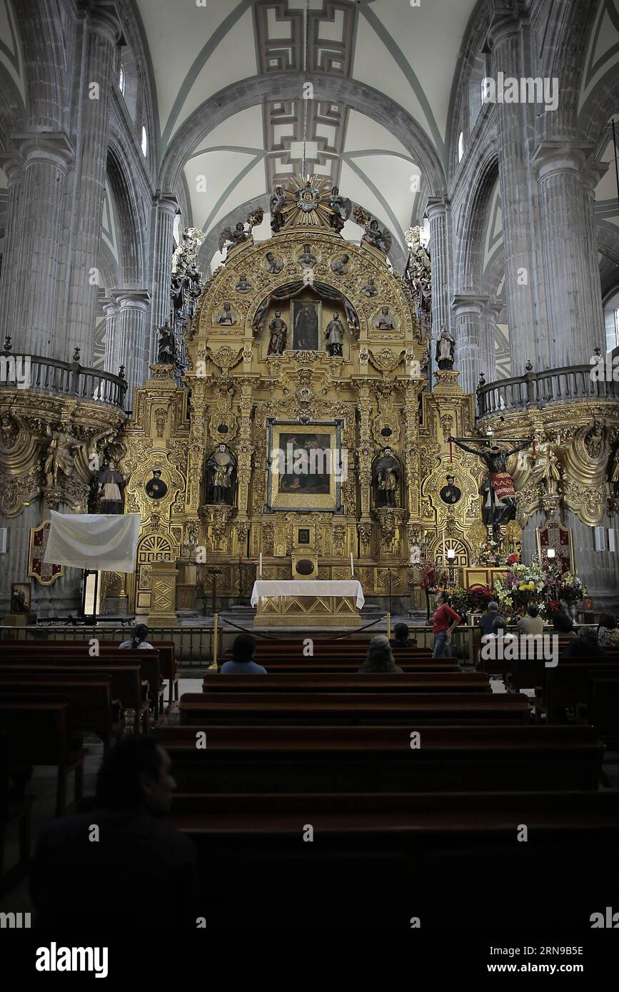 Das Bild, das am 25. November 2015 aufgenommen wurde, zeigt Bewohner der Metropolitan Cathedral in Mexiko-Stadt, der Hauptstadt Mexikos. Im Jahr 1987 wurde die historische Innenstadt von Mexiko-Stadt, in der sich mehr als 1.400 historische Gebäude wie die Metropolitan Cathedral befinden, von der UNESCO zum Weltkulturerbe erklärt. Die Metropolitan Cathedral, ein Juwel der kolonialen Architektur und die größte in Lateinamerika, wurde über drei Jahrhunderte zwischen den frühen 1570er und 1813 gebaut. Nach dem Erdbeben 1985 Spezialisten für Bodenmechanik und Stockfoto