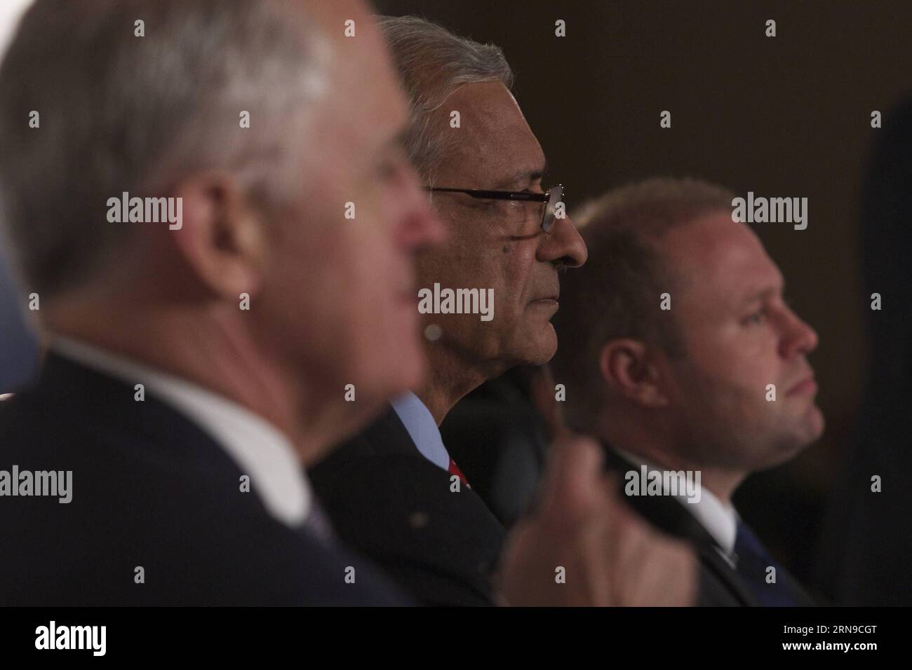 (151128) -- ST. JULIAN S, 28. November 2015 -- (L-R) der australische Premierminister Malcolm Turnbull, der Generalsekretär des Commonwealth Kamalesh Sharma und der maltesische Premierminister Joseph Muscat warten auf Fragen während einer Pressekonferenz des Climate Finance Access Hub auf dem Treffen der Staats- und Regierungschefs des Commonwealth (CHOGM) in St. Julian s, Malta, am 28. November 2015. Weniger als 48 Stunden vor der Eröffnung des COP21-Klimagipfels in Paris angekündigt, wird die Zugangsplattform für die Commonwealth-Finanzierung während des Treffens der Regierungschefs des Commonwealth (CHOGM) am Samstag hier gestartet, um den Ländern zu helfen Stockfoto