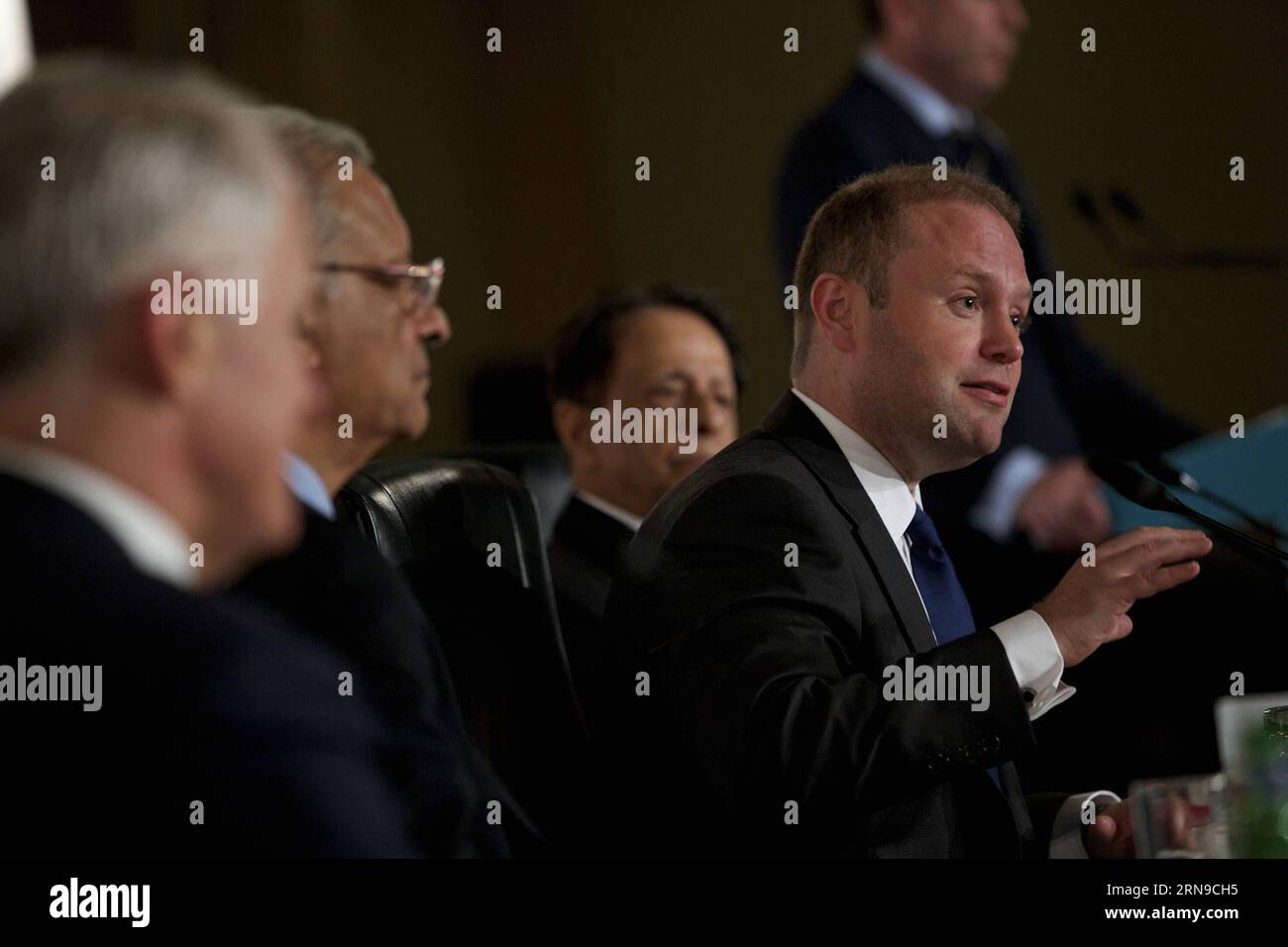 (151128) -- ST. JULIAN S, 28. November 2015 -- Maltas Premierminister Joseph Muscat (1., R) hält eine Rede während einer Pressekonferenz des Climate Finance Access Hub auf dem Commonwealth Heads of Government Meeting (CHOGM) in St. Julian s, Malta, am 28. November 2015. Weniger als 48 Stunden vor der Eröffnung des COP21-Klimagipfels in Paris angekündigt, wird die Zugangsplattform für die Commonwealth-Finanzen auf dem Treffen der Staats- und Regierungschefs des Commonwealth (CHOGM) am Samstag hier eingerichtet, um den Ländern zu helfen, erfolgreich Klimaschutzfinanzierungen zu beantragen. Unterdessen geben die Commonwealth-Mitgliedstaaten eine gemeinsame Statistik heraus Stockfoto