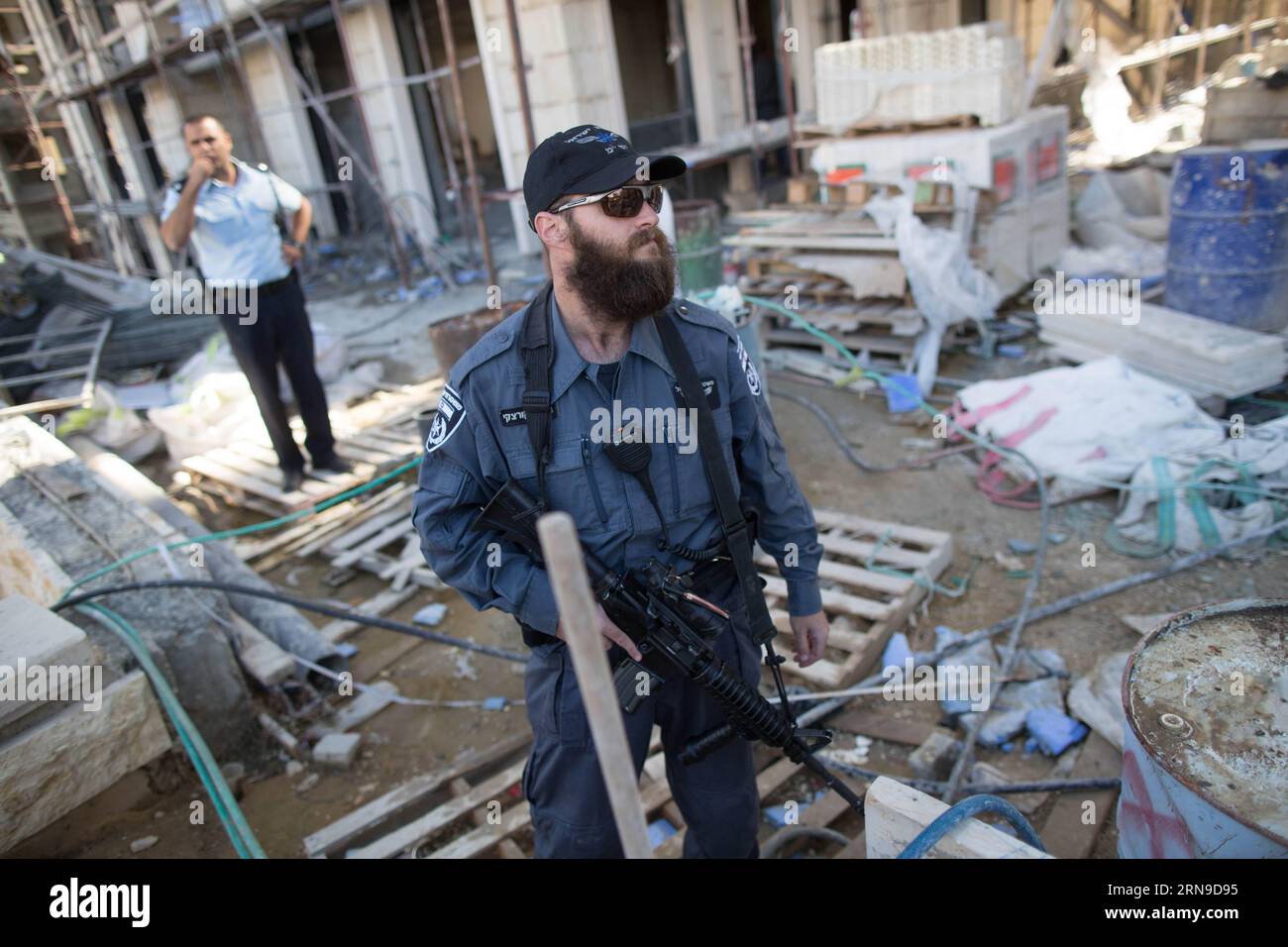 (151129) -- JERUSALEM, 29. November 2015 -- israelische Sicherheitskräfte suchen am 29. November 2015 in der Nähe eines Messerangriffs in Jerusalem nach einem palästinensischen Angreifer. Eine Frau wurde bei dem Messerangriff an einer Bushaltestelle in Jerusalems Romema-Viertel mäßig verwundet. ) MIDEAST-JERUSALEM-OLD CITY-STECHEN-ANGRIFF JINI PUBLICATIONxNOTxINxCHN 151129 Jerusalem Nov 29 2015 israelische Sicherheitskräfte Suchen nach einem PALÄSTINENSISCHEN ANGREIFER in der Nähe der Szene eines Stechen-Angriffs in Jerusalem AM 29 2015. November eine Frau, die bei dem Stechen-Angriff AN einer Bushaltestelle in Jerusalem S Nachbarschaft MIDEAS mäßig verwundet wurde Stockfoto