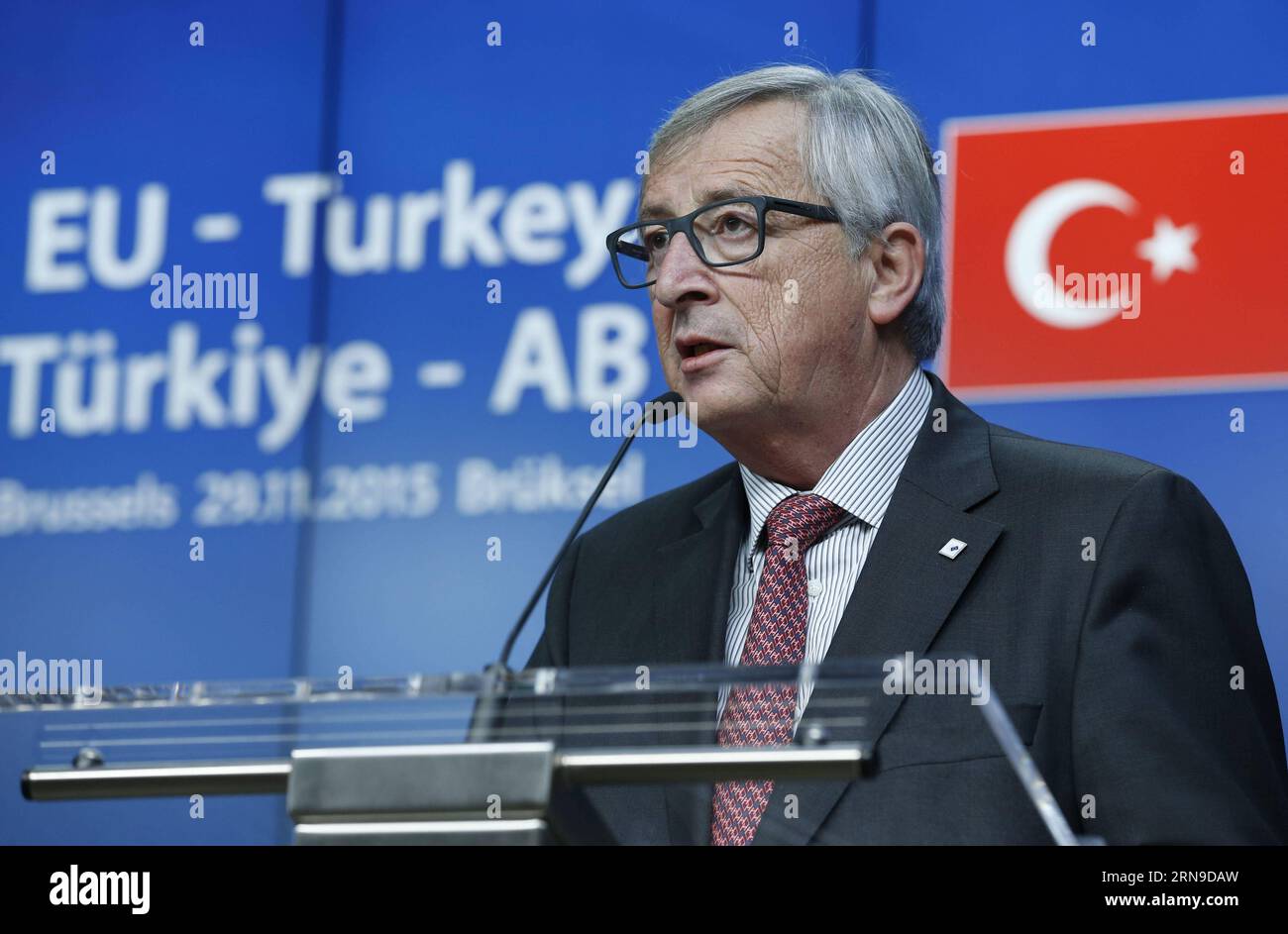 (151129) -- BRÜSSEL, 29. November 2015 -- der Präsident der Europäischen Kommission Jean-Claude Juncker spricht auf einer gemeinsamen Pressekonferenz mit dem türkischen Premierminister Ahmet Davutoglu (nicht im Bild) und dem Präsidenten des Europäischen Rates Donald Tusk (nicht im Bild) nach dem EU-Türkei-Gipfel am EU-Hauptsitz in Brüssel, Belgien, am 29. November 2015. Die Europäische Union (EU) hat am späten Sonntag ein Abkommen mit der Türkei geschlossen, das 3 Milliarden Euro (3,18 Milliarden US-Dollar) an Hilfe und einen vielversprechenderen Zugang für die Mitgliedschaft Ankaras zum Block für den Handel mit einer massiven Verringerung der illegalen Zuwandererzahlen bietet. ) BE Stockfoto