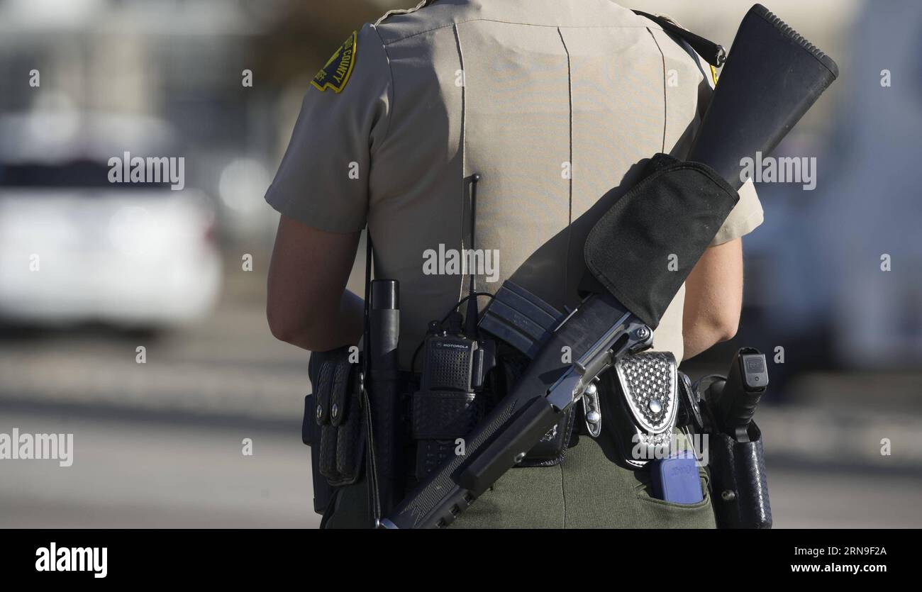 Tote bei Schießerei in San Benardino (151202) -- SAN BERNARDINO, 2. Dezember 2015 -- Ein Polizist patrouilliert am 2. Dezember 2015 in San Bernardino City in Südkalifornien, USA. Mindestens 14 Menschen wurden getötet und 14 weitere verletzt bei einer Schießerei am Mittwoch in San Bernardino City in Südkalifornien und bis zu drei Schützen sind noch aktiv, sagte die Polizei. US-SAN BERNARDINO-SHOOTING YangxLei PUBLICATIONxNOTxINxCHN Tote bei der Schießerei in San Benardino 151202 San Bernardino DEC 2 2015 ein Polizist Patrouille in der Nähe der Szene einer Schießerei in San Bernardino City of Stockfoto