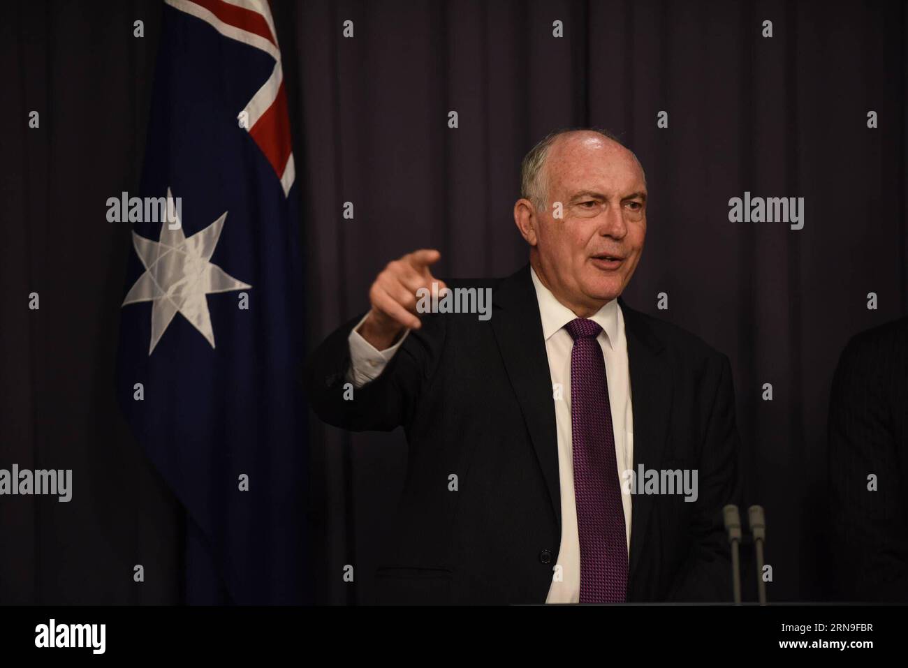 MH370: Suchgebiet wird genauer definiert CANBERRA, 3. Dezember 2015 -- der australische stellvertretende Premierminister Warren Truss stellt das höchstmögliche Gebiet für die Suche nach MH370 während einer Pressekonferenz im Parlament in Canberra, Australien, am 3. Dezember 2015 vor. Australische Behörden haben erneut zuversichtlich erklärt, dass sie den fehlenden Flug MH370 von Malaysia Airlines innerhalb der aktuellen Suchzone finden werden. ) AUSTRALIEN-CANBERRA-MH370-PRESSEKONFERENZ JustinxQian PUBLICATIONxNOTxINxCHN MH370 Suchgebiet wird genau definiert Canberra DEC 3 2015 australische Stellvertretende Premierminister Warren Tru Stockfoto