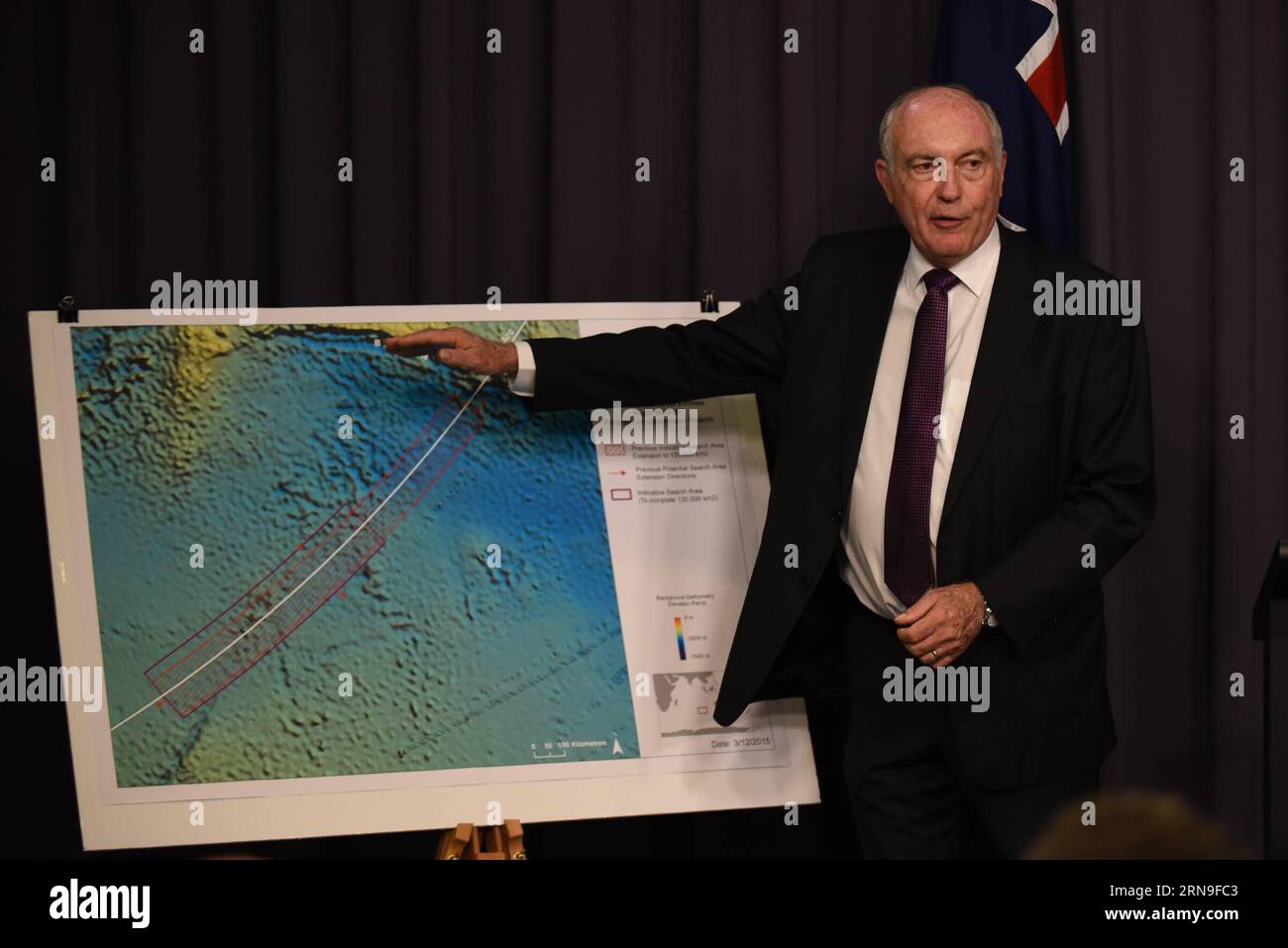 MH370: Suchgebiet wird genauer definiert CANBERRA, 3. Dezember 2015 -- der australische stellvertretende Premierminister Warren Truss stellt das höchstmögliche Gebiet für die Suche nach MH370 während einer Pressekonferenz im Parlament in Canberra, Australien, am 3. Dezember 2015 vor. Australische Behörden haben erneut zuversichtlich erklärt, dass sie den fehlenden Flug MH370 von Malaysia Airlines innerhalb der aktuellen Suchzone finden werden. ) AUSTRALIEN-CANBERRA-MH370-PRESSEKONFERENZ JustinxQian PUBLICATIONxNOTxINxCHN MH370 Suchgebiet wird genau definiert Canberra DEC 3 2015 australische Stellvertretende Premierminister Warren Tru Stockfoto
