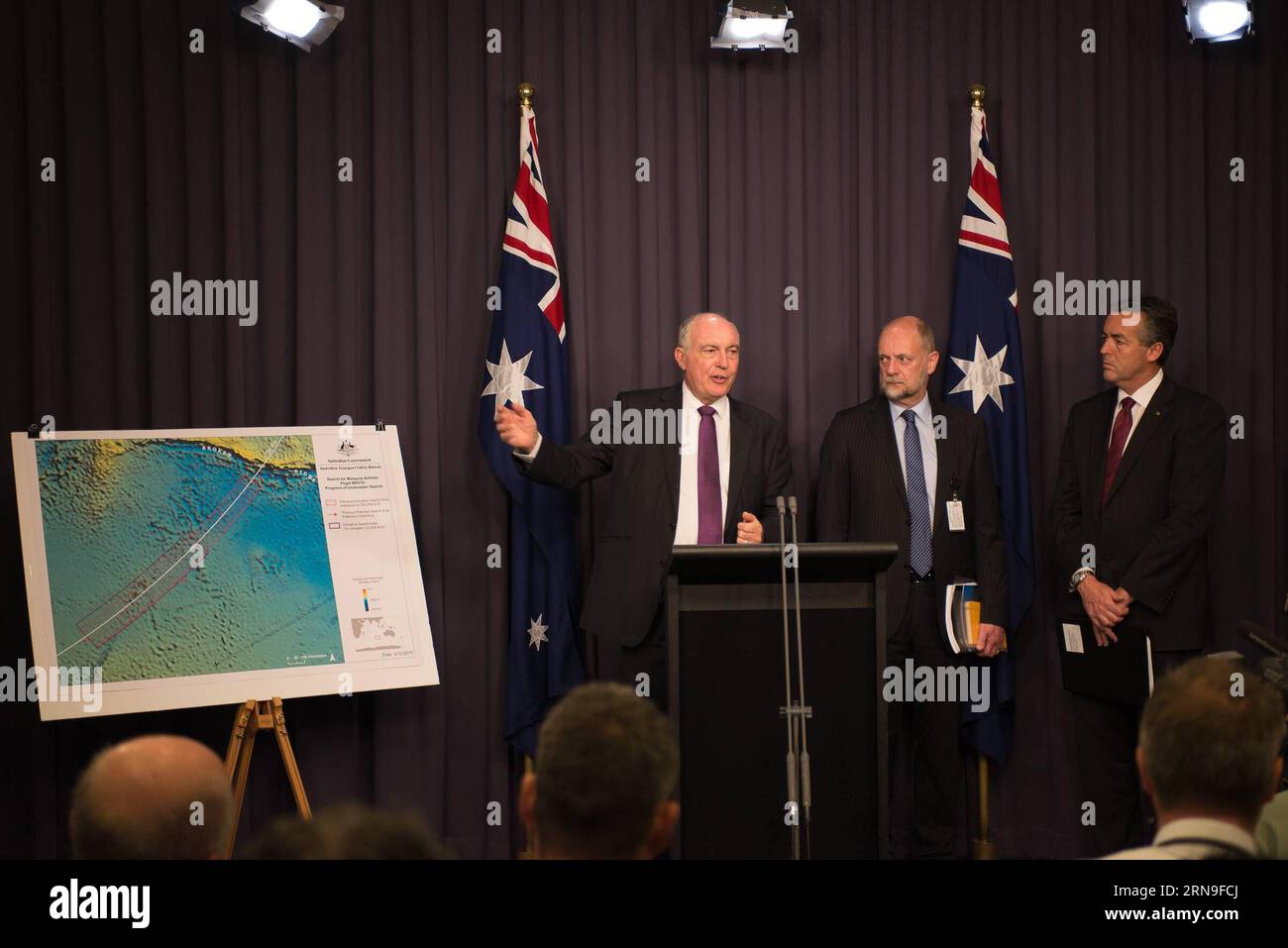 MH370: Suchgebiet wird genauer definiert CANBERRA, 3. Dezember 2015 -- der australische stellvertretende Premierminister Warren Truss (1. L) spricht während einer Pressekonferenz im Parlament in Canberra, Australien, am 3. Dezember 2015 vor den Medien. Australische Behörden haben erneut zuversichtlich erklärt, dass sie den fehlenden Flug MH370 von Malaysia Airlines innerhalb der aktuellen Suchzone finden werden. ) AUSTRALIEN-CANBERRA-MH370-PRESSEKONFERENZ JustinxQian PUBLICATIONxNOTxINxCHN MH370 Suchgebiet wird genau definiert Canberra DEC 3 2015 australische Stellvertretende Premierminister Warren Truss 1st l spricht mit der Media Dura Stockfoto