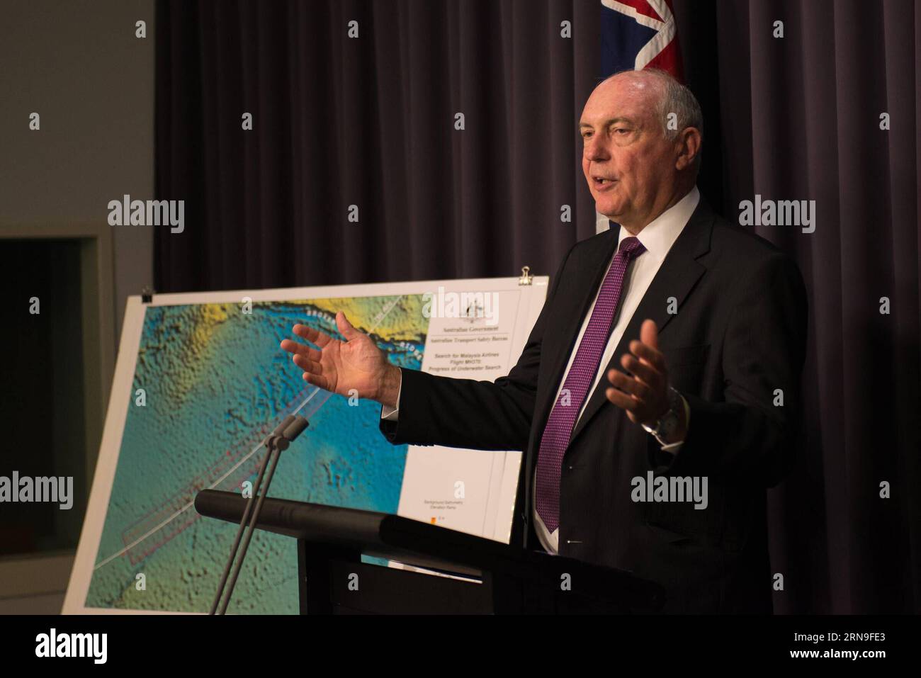 MH370: Suchgebiet wird genauer definiert CANBERRA, 3. Dezember 2015 -- der australische stellvertretende Premierminister Warren Truss stellt das höchstmögliche Gebiet für die Suche nach MH370 während einer Pressekonferenz im Parlament in Canberra, Australien, am 3. Dezember 2015 vor. Australische Behörden haben erneut zuversichtlich erklärt, dass sie den fehlenden Flug MH370 von Malaysia Airlines innerhalb der aktuellen Suchzone finden werden. ) AUSTRALIEN-CANBERRA-MH370-PRESSEKONFERENZ JustinxQian PUBLICATIONxNOTxINxCHN MH370 Suchgebiet wird genau definiert Canberra DEC 3 2015 australische Stellvertretende Premierminister Warren Tru Stockfoto