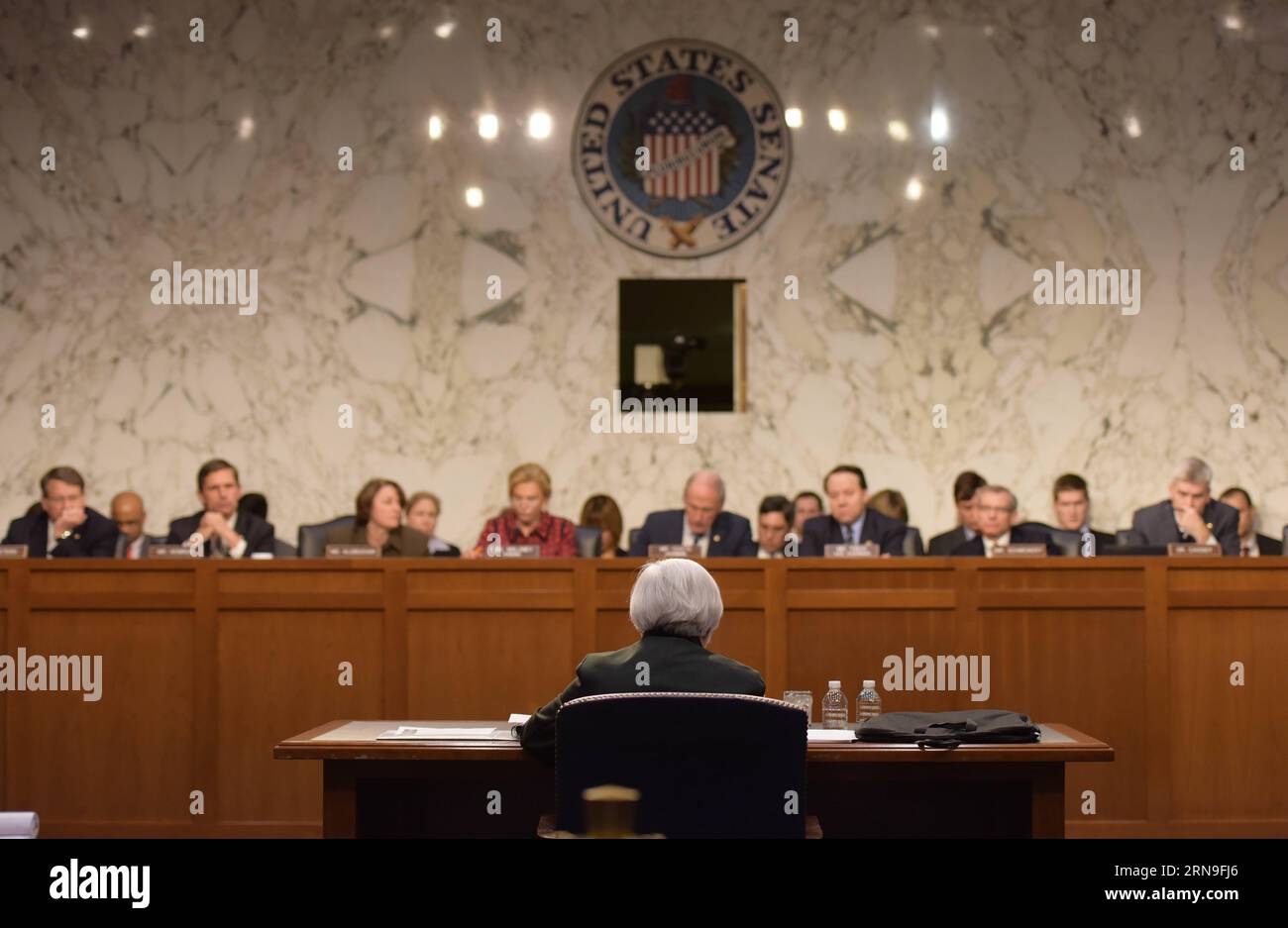 (151203) -- WASHINGTON D.C., 3. Dez. 2015 -- die Vorsitzende der US-Notenbank Janet Yellen (C-Front) bezeugt vor dem Joint Economic Committee des US-Kongresses über die Wirtschaftsaussichten auf dem Capitol Hill in Washington D.C., USA, 3. Dez. 2015. Yellen gab am Donnerstag eine positive Einschätzung der US-Wirtschaft vor den Gesetzgebern, was auf eine Zinsanhebung im Dezember hindeutet. ) US-WASHINGTON D.C.-FEDERAL RESERVE-YELLEN-HEARING BaoxDandan PUBLICATIONxNOTxINxCHN 151203 Washington D C DEC 3 2015 die Vorsitzende der US-Notenbank Janet Yellen C Front bezeugt vor dem Joint E Stockfoto