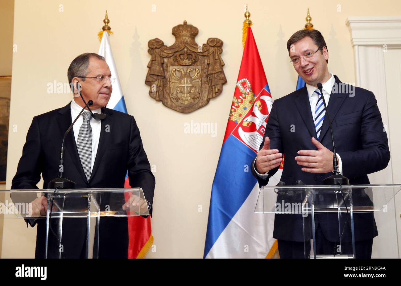 (151204) -- BELGRAD, 4. Dezember 2015 -- der russische Außenminister Sergej Lawrow (L) hört dem serbischen Premierminister Alexander Vucic (R) während ihrer Pressekonferenz auf dem 22. OSZE-Ministerrat in Belgrad, Serbien, 4. Dezember zu. 2015. Der Ministerrat der Organisation für Sicherheit und Zusammenarbeit in Europa (OSZE) hat hier am Donnerstag zu einer jährlichen Tagung über Terrorismus, Migration und die Ukraine einberufen. ) SERBIEN-BELGRAD-OSZE-VUCIC-LAWROW-MEETING PredragxMilosavljevic PUBLICATIONxNOTxINxCHN 151204 Belgrad DEZ 4 2015 Russische Außenminister Sergej Lawrow l LIS Stockfoto