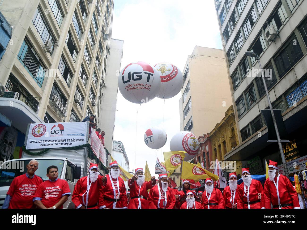 (151204) -- SAO PAULO, 4. Dezember 2015 -- Demonstranten in Weihnachtsmannkostümen protestieren gegen die Arbeitslosigkeit während einer Demonstration namens Christmas Fight for Conservation of Employees in the Trade in Sao Paulo, Brasilien, 4. Dezember 2015. Laut der lokalen Presse wurde der Protest von der Gewerkschaft organisiert, um gegen die Arbeitslosigkeit in diesem Sektor zu protestieren, die durch die Rezession und den Rückgang der Wirtschaftstätigkeit verursacht wurde. Rahel Patrasso) (jg) (fnc) BRASILIEN-SAO PAULO-SOCIETY-PROTEST e RahelxPatrasso PUBLICATIONxNOTxINxCHN 151204 Sao Paulo DEZ 4 2015 Demonstrantin in Kostümen des Santa Claus Prote Stockfoto