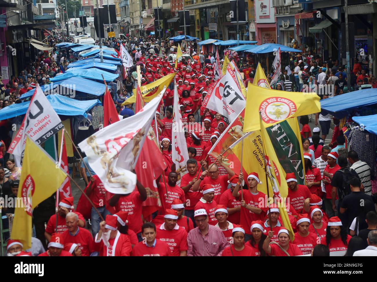 (151204) -- SAO PAULO, 4. Dezember 2015 -- Demonstranten in Weihnachtsmannkostümen protestieren gegen die Arbeitslosigkeit während einer Demonstration namens Christmas Fight for Conservation of Employees in the Trade in Sao Paulo, Brasilien, 4. Dezember 2015. Laut der lokalen Presse wurde der Protest von der Gewerkschaft organisiert, um gegen die Arbeitslosigkeit in diesem Sektor zu protestieren, die durch die Rezession und den Rückgang der Wirtschaftstätigkeit verursacht wurde. Rahel Patrasso) (jg) (fnc) BRASILIEN-SAO PAULO-SOCIETY-PROTEST e RahelxPatrasso PUBLICATIONxNOTxINxCHN 151204 Sao Paulo DEZ 4 2015 Demonstrantin in Kostümen des Santa Claus Prote Stockfoto