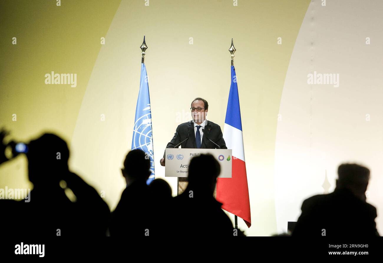 (151205) -- PARIS, 5. Dezember 2015 -- der französische Präsident Francois Hollande spricht zum Aktionstag der Weltklimakonferenz der Vereinten Nationen 2015 (COP 21) in Le Bourget am 5. Dezember 2015 in den nördlichen Vororten von Paris. Am Samstag haben die Verhandlungsführer in Paris einen endgültigen Entwurf eines neuen globalen Klimaabkommens erreicht, der den Ministern in der nächsten Woche die Gelegenheit bietet, sensible politische Unterschiede zu lesen und zu bewältigen. ) FRANCE-PARIS-CLIMATE-COP 21-ACTION DAY ZhouxLei PUBLICATIONxNOTxINxCHN 151205 Paris DEC 5 2015 der französische Präsident Francois Hollande spricht als Action Day Event der 2015 U Stockfoto