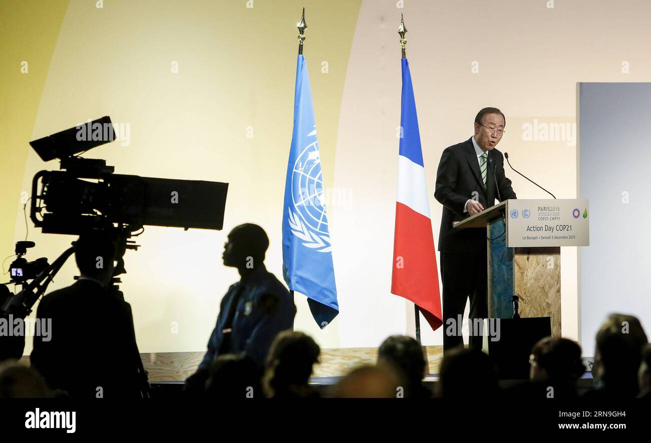 (151205) -- PARIS, 5. Dezember 2015 -- UN-Generalsekretär Ban Ki-moon spricht als Aktionstag der Weltklimakonferenz der Vereinten Nationen 2015 (COP 21) in Le Bourget am nördlichen Stadtrand von Paris, Frankreich, am 5. Dezember 2015. Am Samstag haben die Verhandlungsführer in Paris einen endgültigen Entwurf eines neuen globalen Klimaabkommens erreicht, der den Ministern in der nächsten Woche die Gelegenheit bietet, sensible politische Unterschiede zu lesen und zu bewältigen. ) FRANCE-PARIS-CLIMATE-COP 21-ACTION DAY ZhouxLei PUBLICATIONxNOTxINxCHN 151205 Paris DEZ 5 2015 UN-Generalsekretär Ban KI Moon spricht als Action Day Event der Unite 2015 Stockfoto