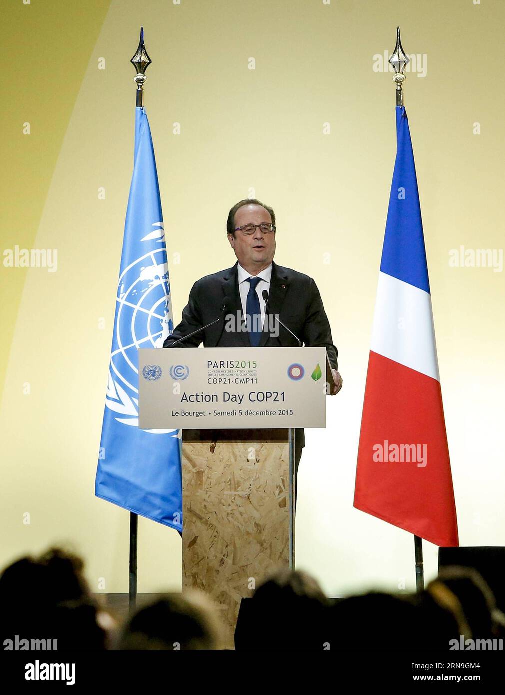 Weltklimagipfel in Paris - Aktionstag (151205) -- PARIS, 5. Dezember 2015 -- der französische Präsident Francois Hollande spricht zum Aktionstag der Weltklimakonferenz der Vereinten Nationen 2015 (COP 21) in Le Bourget am 5. Dezember 2015 in den nördlichen Vororten von Paris. Am Samstag haben die Verhandlungsführer in Paris einen endgültigen Entwurf eines neuen globalen Klimaabkommens erreicht, der den Ministern in der nächsten Woche die Gelegenheit bietet, sensible politische Unterschiede zu lesen und zu bewältigen. ) FRANCE-PARIS-CLIMATE-COP 21-AKTIONSTAG ZhouxLei PUBLICATIONxNOTxINxCHN Weltklimagipfel in Paris Aktionstag 151205 Paris DEC 5 2015 Stockfoto