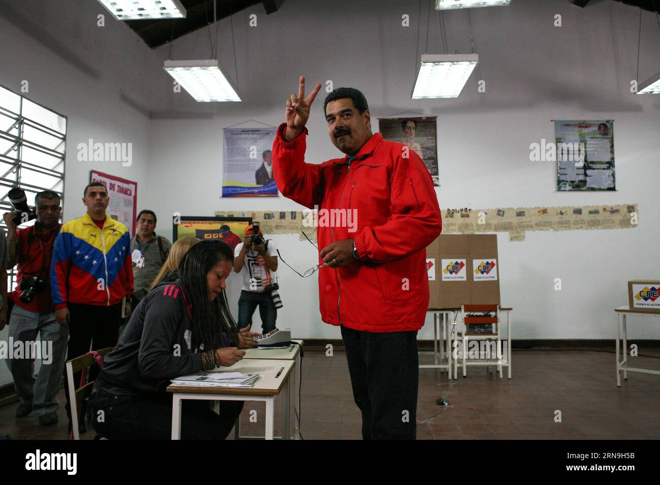 Wahlen in Venezuela (151206) -- CARACAS, 6. Dezember 2015 -- Venezuelas Präsident Nicolas Maduro zeigt, als er seine Stimme in der Nationalen Bolivarischen Bildungseinheit Miguel Antonnio Caro in der Sucre Avenue in CATIA, Caracas, Venezuela, am 6. Dezember 2015 abgibt. Mehr als 19 Millionen Venezolaner wählten am Sonntag 167 neue Gesetzgeber für ein fünfjähriges Parlamentsmandat. Boris Vergara) (da) (ah) VENEZUELA-CARACAS-POLITICS-ELECTIONS e BorisxVergara PUBLICATIONxNOTxINxCHN Choose in Venezuela 151206 Caracas DEC 6 2015 der venezolanische Präsident Nicolas Maduro macht eine Geste, wenn er seine STIMME in der National Bol ABGIBT Stockfoto