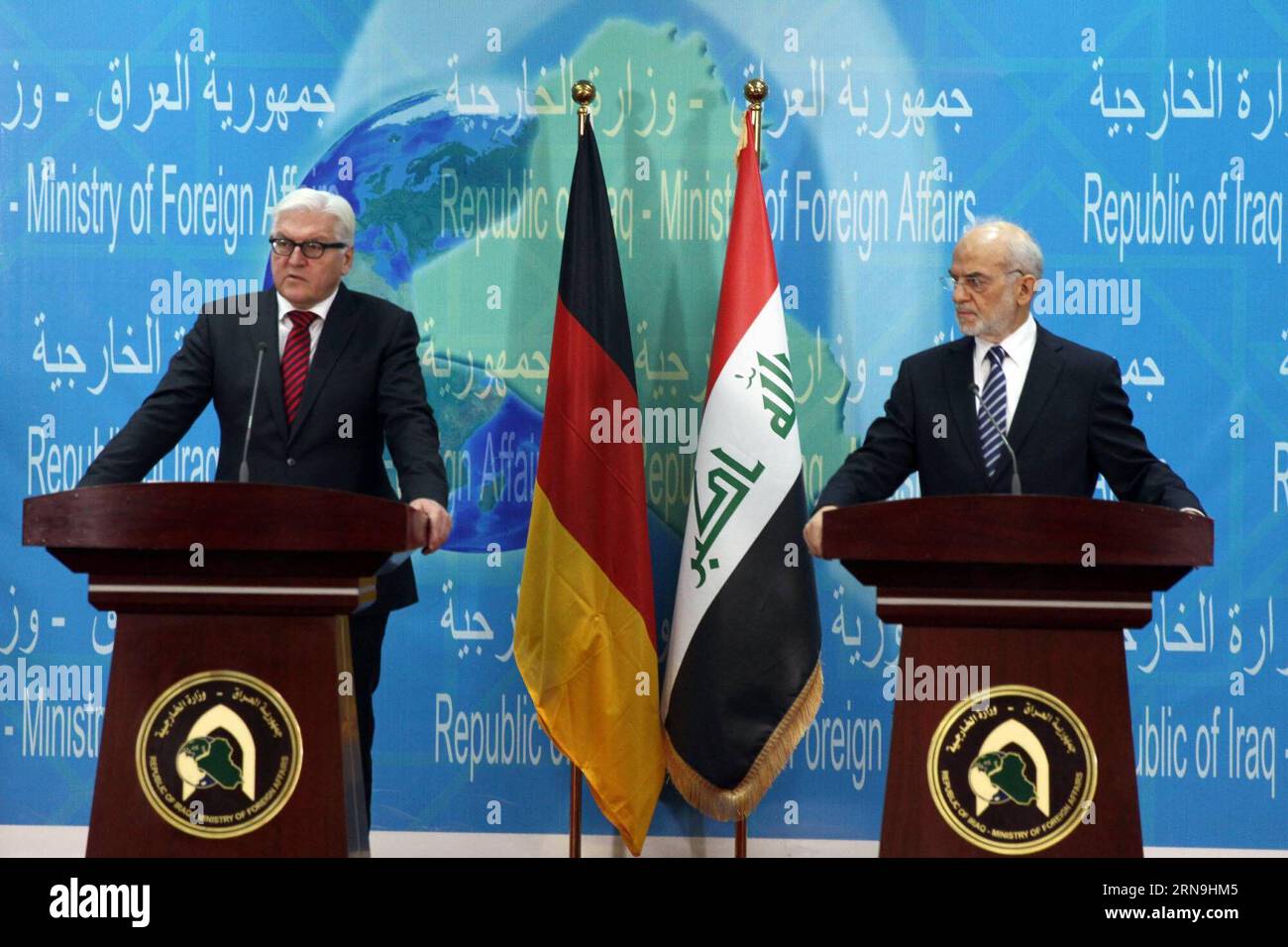 (151207) -- BAGDAD, 7. Dezember 2015 -- Bundesaußenminister Frank-Walter Steinmeier (L) nimmt am 7. Dezember 2015 an einer gemeinsamen Pressekonferenz mit seinem irakischen Amtskollegen Ibrahim al-Jaafari in Bagdad (Irak) Teil. Steinmeier traf hier am Montag auf einen offiziellen Besuch, um sich mit irakischen Spitzenbeamten zu treffen, während das Land gegen die Terrorgruppe Islamischer Staat (IS) kämpft, sagte eine Quelle des irakischen Außenministeriums. Khalil) IRAK-BAGDAD-DEUTSCHLAND-BESUCH Dawood PUBLICATIONxNOTxINxCHN 151207 Bagdad DEZ 7 2015 die deutschen Außenminister Frank Walter Stein Meier l nehmen an einer gemeinsamen Pressekonferenz mit seinem irakischen Teil Ibrahim Al Jaaf Teil Stockfoto