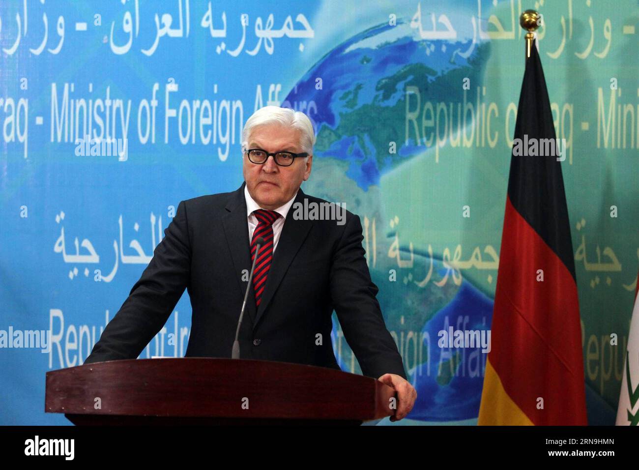 (151207) -- BAGDAD, 7. Dezember 2015 -- Bundesaußenminister Frank-Walter Steinmeier nimmt am 7. Dezember 2015 an einer gemeinsamen Pressekonferenz mit seinem irakischen Amtskollegen Ibrahim al-Jaafari in Bagdad, Irak, Teil. Steinmeier traf hier am Montag auf einen offiziellen Besuch, um sich mit irakischen Spitzenbeamten zu treffen, während das Land gegen die Terrorgruppe Islamischer Staat (IS) kämpft, sagte eine Quelle des irakischen Außenministeriums. Khalil) IRAK-BAGDAD-DEUTSCHLAND-BESUCH Dawood PUBLICATIONxNOTxINxCHN 151207 Bagdad DEZ 7 2015 Bundesaußenminister Frank Walter Stein Meier nimmt an einer gemeinsamen Pressekonferenz mit seinem irakischen Teil Ibrahim Al Jaafari Teil Stockfoto