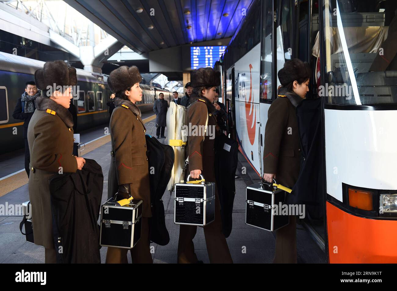 Nordkoreas Girlgroup Moranbong Band zu Gast in Peking (151210) -- PEKING, 10. Dezember 2015 -- Mitglieder des Staatlichen Chorus und der Moranbong Band aus der Demokratischen Volksrepublik Korea (DVRK) nehmen am 10. Dezember 2015 einen Bus am Bahnhof in Peking, der Hauptstadt Chinas. Die beiden Trupps -- der staatliche Chorus und die Moranbong-Band -- werden vom 12. Bis 14. Dezember im Nationalen Zentrum für darstellende Kunst in Peking auftreten. Der staatliche Chorus ist bekannt für seine revolutionären Lieder. Die Moranbong Band, gegründet 2012 von Kim Jong UN, ist eine beliebte Band Stockfoto