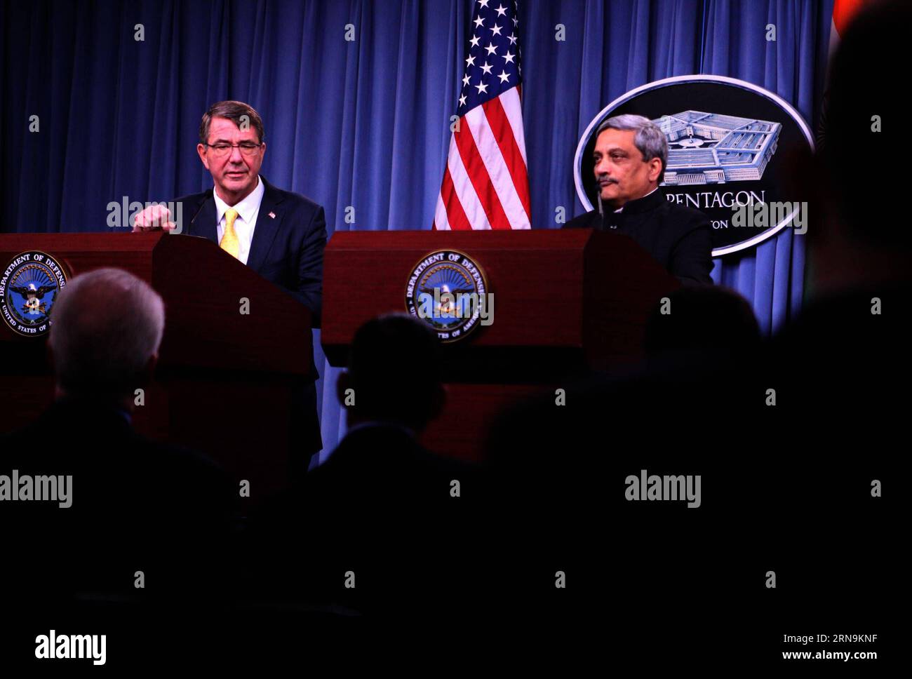(151210) -- WASHINGTON D.C., 10. Dezember 2015 -- US-Verteidigungsminister Ash Carter (L) und indischer Verteidigungsminister Manohar Parrikar halten am 10. Dezember 2015 eine gemeinsame Pressekonferenz im Pentagon in Washington D.C., der Hauptstadt der Vereinigten Staaten. US-Verteidigungsminister Ash Carter sagte am Donnerstag, dass der Kampf gegen die extremistische Gruppe der Islamische Staat (IS) kein Kampf mit Muslimen oder dem Islam sei. US-WASHINGTON D.C.-CARTER-INDIEN-PRESSEKONFERENZ LixWenbo PUBLICATIONxNOTxINxCHN 151210 Washington D C DEC 10 2015 US-Verteidigungsminister Ash Carter l und indische Verteidigungsminister Manohar Parrikar Hold Stockfoto