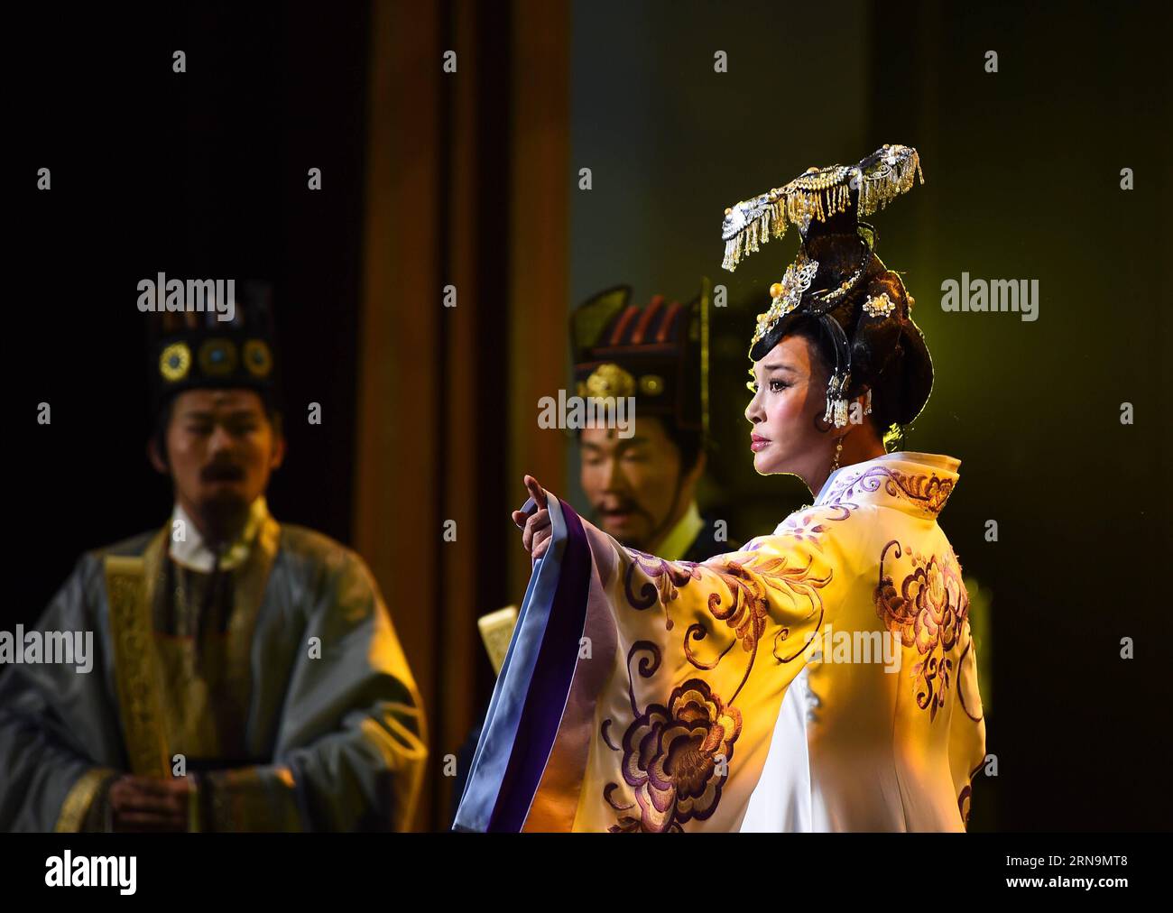 (151212) -- PEKING, 12. Dezember 2015 -- die chinesische Schauspielerin Liu Xiaoqing spielt im Drama Kaiser Wu Zetian in Peking, Hauptstadt Chinas, 12. Dezember 2015. Liu Xiaoqing, 1955 geboren, war in den 1980er Jahren eine der führenden Schauspielerinnen in China und wurde in den 1990er Jahren eine erfolgreiche Geschäftsfrau Sie wurde eine der reichsten Menschen in China und stand 1999 auf der Forbes-Liste der 50 reichsten chinesischen Geschäftsmänner und Geschäftsfrauen auf 45. Aber sie war auch eine umstrittene Figur, da sie 2002 wegen Steuerhinterziehung in Verbindung mit ihrem Unternehmen verhaftet und für ein Jahr inhaftiert wurde. ) (Yxb) CH Stockfoto