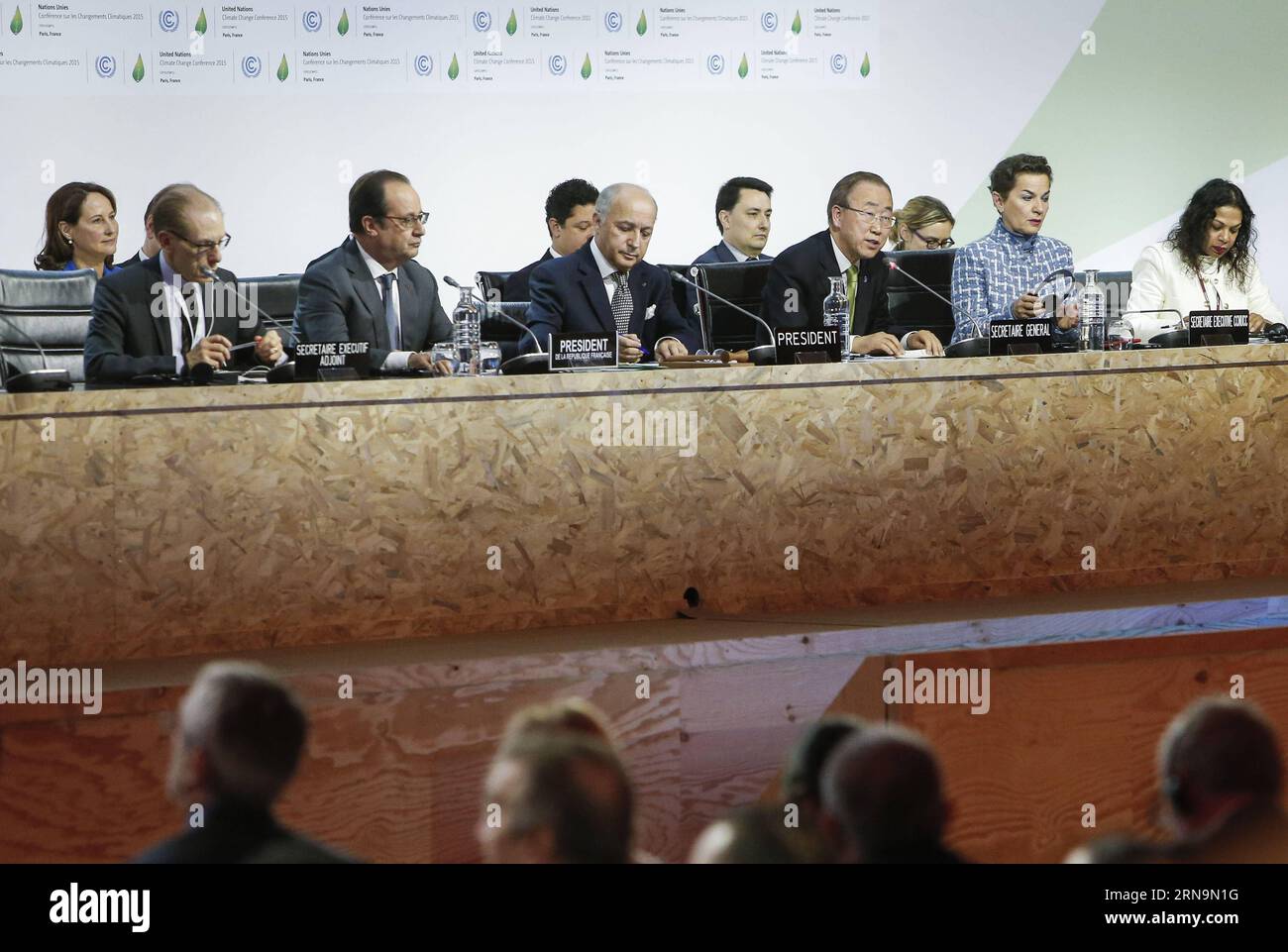 (151212) -- PARIS, 12. Dezember 2015 -- der französische Präsident Francois Hollande (2. L, Front), der französische Außenminister Laurent Fabius (3. L, Front) und der Generalsekretär der Vereinten Nationen Ban Ki-moon (3. R, Front) nehmen am 12. Dezember 2015 an der COP21-Klimakonferenz in Le Bourget nördlich von Paris Teil. Frankreich übermittelte am Samstag den endgültigen Text eines historischen globalen Abkommens über den Klimawandel an die Teilnehmer der Marathon-Klimagespräche in Paris. )(azp) FRANCE-PARIS-COP 21-FINAL TEXT zhouxlei PUBLICATIONxNOTxINxCHN 151212 Paris DEZ 12 2015 französischer Präsident Francois Hollande 2. L Front Französisch Ausland Mi Stockfoto