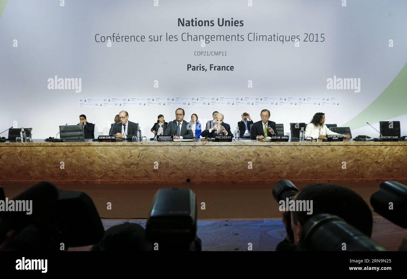 (151212) -- PARIS, 12. Dezember 2015 -- der französische Präsident Francois Hollande (2. L, Front), der französische Außenminister Laurent Fabius (3. L, Front) und der Generalsekretär der Vereinten Nationen Ban Ki-moon (2. R, Front) nehmen am 12. Dezember 2015 an der COP21-Klimakonferenz in Le Bourget nördlich von Paris Teil. Frankreich übermittelte am Samstag den endgültigen Text eines historischen globalen Abkommens über den Klimawandel an die Teilnehmer der Marathon-Klimagespräche in Paris. )(azp) FRANCE-PARIS-COP 21-FINAL TEXT zhouxlei PUBLICATIONxNOTxINxCHN 151212 Paris DEZ 12 2015 französischer Präsident Francois Hollande 2. L Front Französisch Ausland Mi Stockfoto
