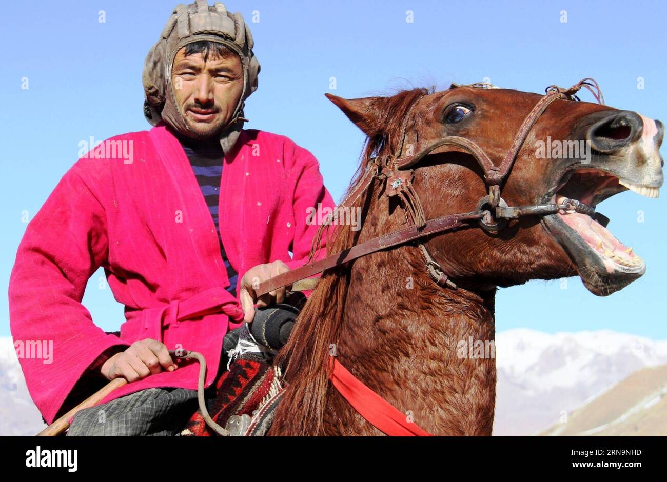 (151213) -- BAMYAN, 13. Dezember 2015 -- ein afghanischer Reiter tritt am 13. Dezember 2015 bei einem Spiel von Buzkashi in der Provinz Bamyan, Afghanistan, um den Ziegenkadaver an. Buzkashi ist ein afghanischer Nationalsport, der zwischen zwei Teams von Reitern ausgetragen wird, die darum kämpfen, einen Ziegenkadaver in einen Torschützenkreis zu werfen. (SP)AFGHANISTAN-BAMYAN-BUZKASHI LatifxAzimi PUBLICATIONxNOTxINxCHN 151213 Bamyan DEZ 13 2015 to Afghan Horseman konkurriert während eines Spiels von Buzkashi in der Provinz Bamyan Afghanistan DEZ 13 2015 Buzkashi IST an afghanischen Nationalsport, der zwischen zwei Teams von Horsemen c gespielt WIRD Stockfoto