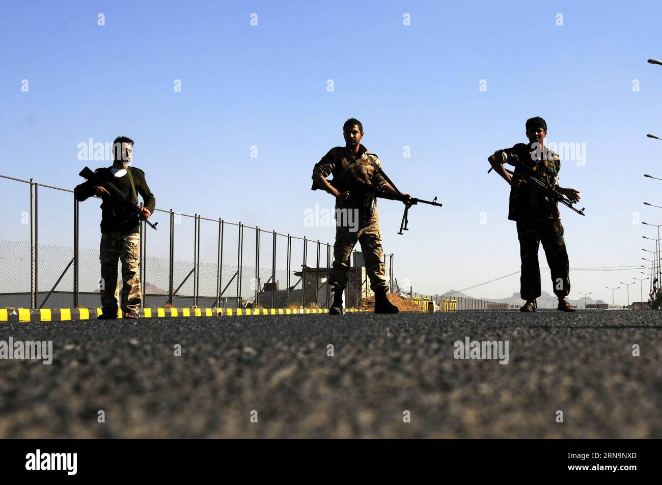 Huthi-Rebellen in Sanaa 151214 -- SANAA, 14. Dezember 2015 -- bewaffnete Mitglieder der jemenitischen Huthi-Miliz stehen während einer Parade in Sanaa, Jemen, am 14. Dezember 2015 auf der Straße. Die jemenitischen schiitischen Huthi-Rebellen sagten hier am Samstag, dass ein einwöchiger Waffenstillstand mit den Regierungstruppen am Montag beginnen würde, am Vorabend der geplanten UN-geförderten Friedensgespräche in Genf. JEMEN-SANAA-HOUTHIS-PARADE HanixAli PUBLICATIONxNOTxINxCHN Stockfoto