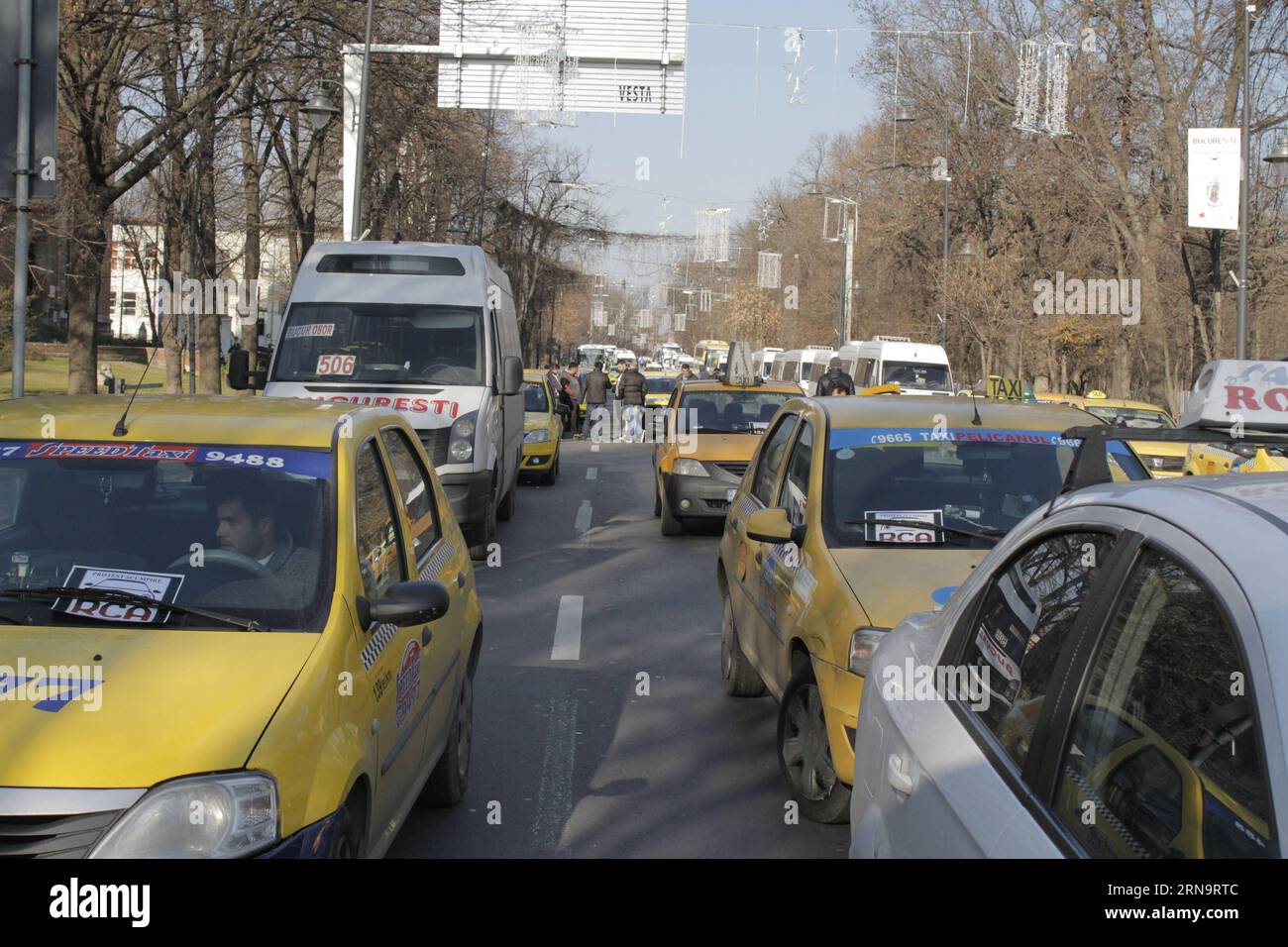 BUKAREST, 17. Dezember 2015 -- Fahrzeuge werden vor dem Regierungsgebäude während eines Protestes in Bukarest, Rumänien, am 17. Dezember 2015 gesehen. Mehr als 4.000 Menschen aus dem ganzen Land nahmen an dem Protest gegen den Anstieg der obligatorischen Kfz-Unfallpflichtversicherung Teil. ) RUMÄNIEN-BUKAREST-PROTEST GabrielxPetrescu PUBLICATIONxNOTxINxCHN Bukarest DEZ 17 2015 FAHRZEUGE sind Seen vor dem Regierungsgebäude während eines Protestes in Bukarest 2015 nahmen am Protest gegen die Überflutung des Zwangs mehr als 4 000 Prominente aus dem ganzen Land Teil Stockfoto