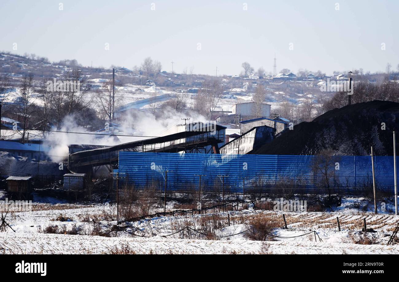 (151218) -- HEGANG, 18. Dezember 2015 -- der Schacht der Xiangyang-Kohlemine hebt Gase in Hegang, nordöstliche chinesische Provinz Heilongjiang, 18. Dezember 2015 auf. Die 19 Bergleute, die nach einer Explosion in Nordostchina in einer Kohlengrube eingeschlossen waren, haben aufgrund der hohen Konzentration giftiger Gase und der hohen Temperaturen keine Überlebenschancen, sagte das Rettungsteam am Freitag. Sicherheitsexperten haben vorgeschlagen, die Mine abzudichten, damit Inertgase in den Schacht gepumpt werden können, um die Flammen zu löschen. )(mcg) CHINA-HEILONGJIANG-HEGANG-KOHLEBERGWERK UNFALLRETTUNG (CN) WangxJianwei PUBLICATIONxNOTxINxCHN 1 Stockfoto