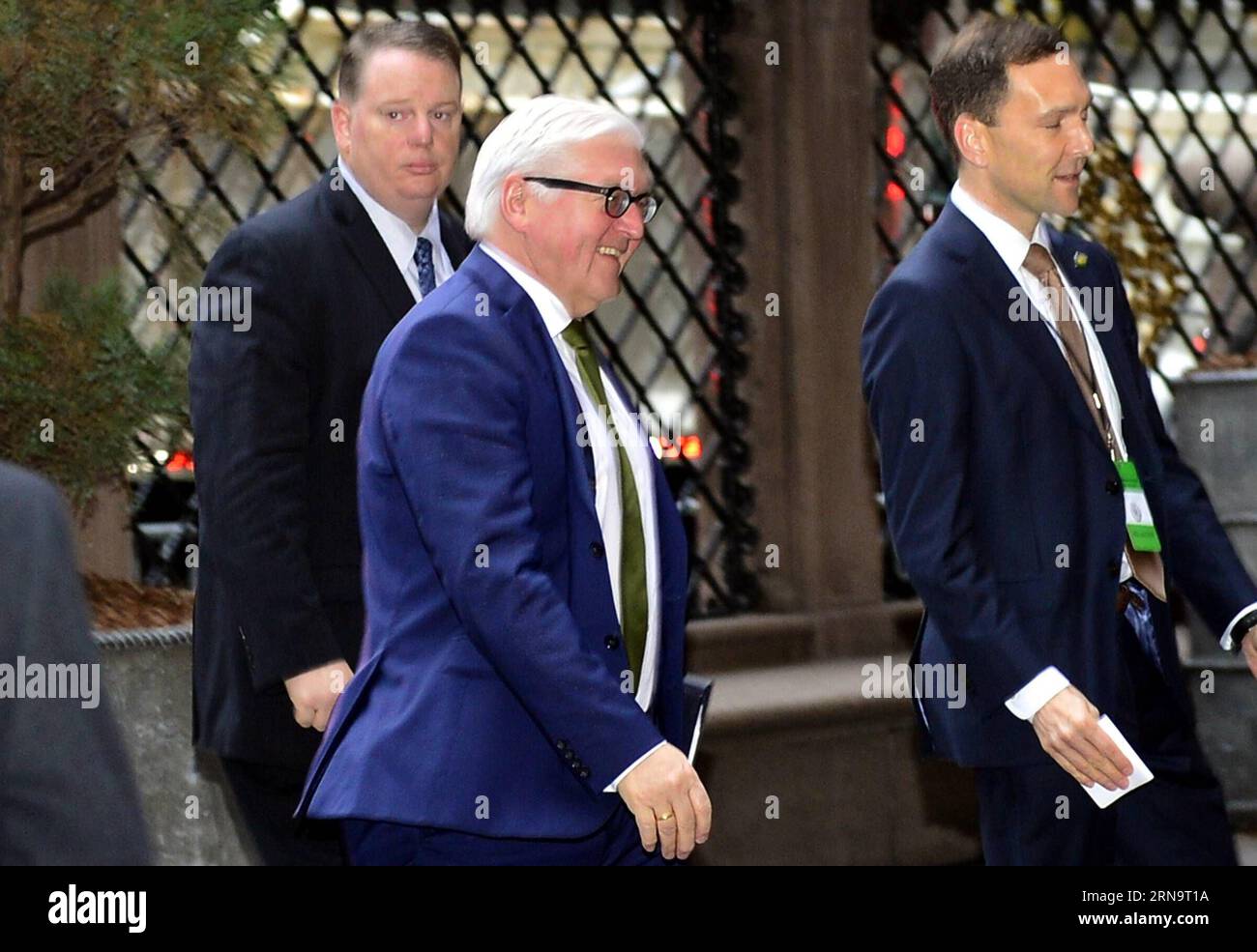 (151218) -- NEW YORK, 18. Dezember 2015 -- Bundesaußenminister Frank-Walter Steinmeier (Front) trifft am 18. Dezember 2015 zum dritten Außenministertreffen der International Syria Support Group (ISSG) in New York (USA) ein. ) USA-NEW YORK-SYRIEN-GESPRÄCHE WangxLei PUBLICATIONxNOTxINxCHN 151218 New York DEZ 18 2015 die deutschen Außenminister Frank Walter Stein Meier Front trifft zum dritten Außenministertreffen der International Syria Support Group in New York ein die Vereinigten Staaten AM DEZ 18 2015 USA New York Syrien spricht WangxLei PUBLICATIONxNOTxINxCHN Stockfoto