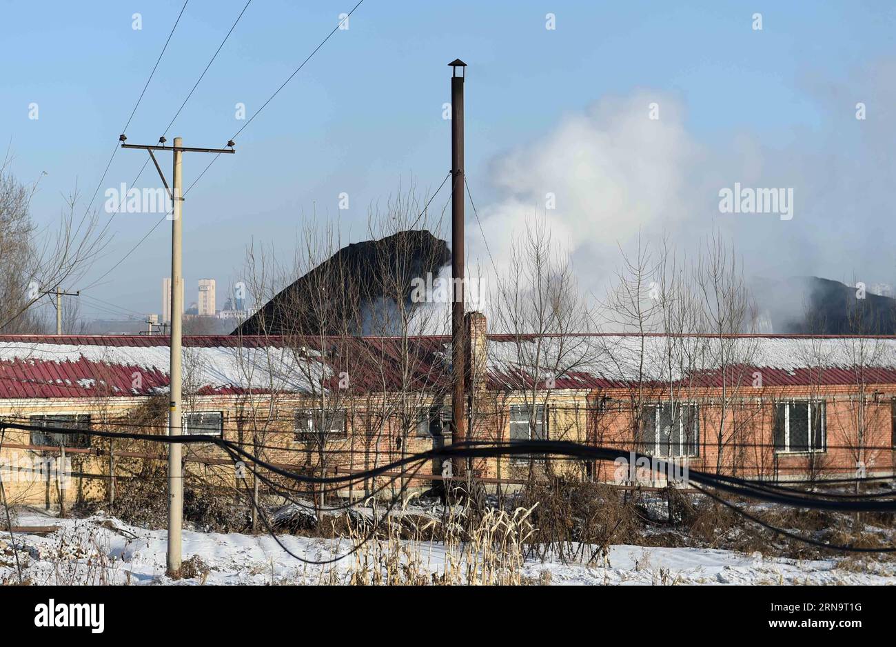 (151218) -- HEGANG, 18. Dezember 2015 -- der Schacht der Xiangyang-Kohlemine hebt Gase in Hegang, nordöstliche chinesische Provinz Heilongjiang, 18. Dezember 2015 auf. Die 19 Bergleute, die nach einer Explosion in Nordostchina in einer Kohlengrube eingeschlossen waren, haben aufgrund der hohen Konzentration giftiger Gase und der hohen Temperaturen keine Überlebenschancen, sagte das Rettungsteam am Freitag. Sicherheitsexperten haben vorgeschlagen, die Mine abzudichten, damit Inertgase in den Schacht gepumpt werden können, um die Flammen zu löschen. )(mcg) CHINA-HEILONGJIANG-HEGANG-KOHLEBERGWERK UNFALLRETTUNG (CN) WangxJianwei PUBLICATIONxNOTxINxCHN 1 Stockfoto