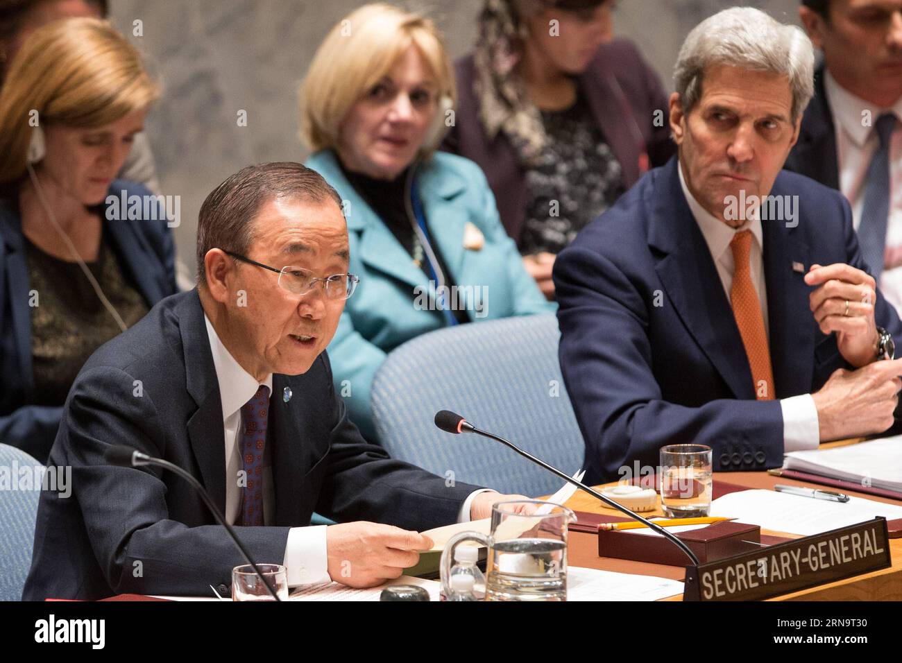 UN-Sicherheitsrat billigt Friedensplan für Syrien (151218) -- NEW YORK, 18. Dezember 2015 -- UN-Generalsekretär Ban Ki-moon (L, Front) spricht während eines Treffens des Sicherheitsrats zu Syrien im UN-Hauptquartier in New York, 18. Dezember 2015. Der UN-Sicherheitsrat hat am Freitag eine Resolution verabschiedet, in der er einen internationalen Fahrplan für einen politischen Übergang unter syrischer Führung zur Beendigung des Konflikts in Syrien befürwortet, der dazu aufruft, dass die syrischen Friedensgespräche Anfang Januar beginnen. ) VN-SICHERHEITSRAT-SYRIEN-FAHRPLAN LixMuzi PUBLICATIONxNOTxINxCHN der VN-SICHERHEITSRAT genehmigt Friedensplan für Syrien 15121 Stockfoto