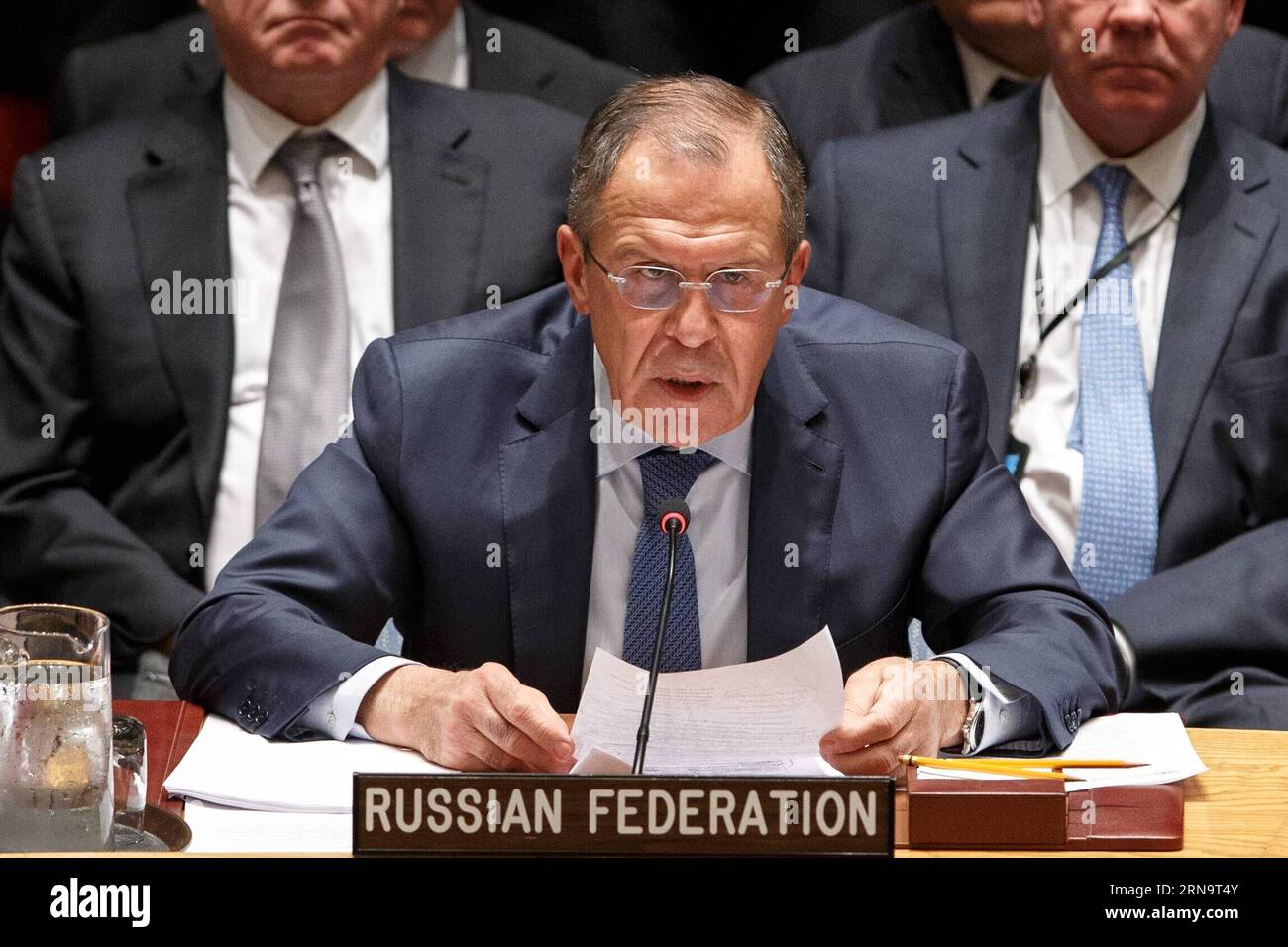 (151218) -- NEW YORK, 18. Dezember 2015 -- der russische Außenminister Sergej Lawrow (Front) spricht während eines Treffens des UN-Sicherheitsrates zu Syrien im UN-Hauptquartier in New York, 18. Dezember 2015. Der UN-Sicherheitsrat hat am Freitag eine Resolution verabschiedet, in der er einen internationalen Fahrplan für einen politischen Übergang unter syrischer Führung zur Beendigung des Konflikts in Syrien befürwortet, der dazu aufruft, dass die syrischen Friedensgespräche Anfang Januar beginnen. ) UN-SICHERHEITSRAT-SYRIEN-FAHRPLAN LixMuzi PUBLICATIONxNOTxINxCHN 151218 New York DEZ 18 2015 Russische Außenminister Sergej Lawrow Front spricht während einer United Nat Stockfoto
