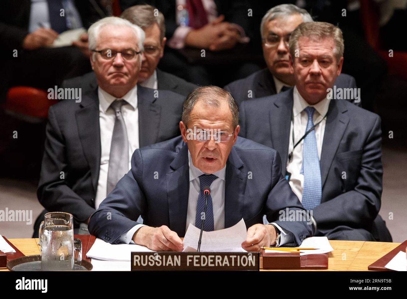 UN-Sicherheitsrat billigt Friedensplan für Syrien (151218) -- NEW YORK, 18. Dezember 2015 -- der russische Außenminister Sergej Lawrow (Front) spricht während eines Treffens des UN-Sicherheitsrats zu Syrien im UN-Hauptquartier in New York am 18. Dezember 2015. Der UN-Sicherheitsrat hat am Freitag eine Resolution verabschiedet, in der er einen internationalen Fahrplan für einen politischen Übergang unter syrischer Führung zur Beendigung des Konflikts in Syrien befürwortet, der dazu aufruft, dass die syrischen Friedensgespräche Anfang Januar beginnen. ) VN-SICHERHEITSRAT-SYRIEN-FAHRPLAN LixMuzi PUBLICATIONxNOTxINxCHN der VN-SICHERHEITSRAT genehmigt Friedensplan für Syrien Stockfoto