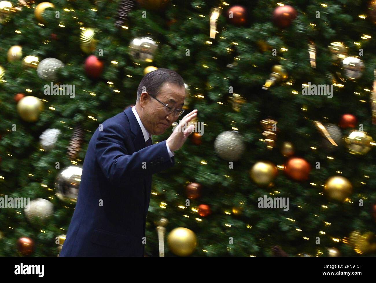 (151218) -- NEW YORK, 18. Dezember 2015 -- UN-Generalsekretär Ban Ki-moon trifft am 18. Dezember 2015 zum dritten Außenministertreffen der International Syria Support Group (ISSG) in New York (USA) ein. ) USA-NEW YORK-SYRIEN-GESPRÄCHE WangxLei PUBLICATIONxNOTxINxCHN 151218 New York DEZ 18 2015 UN-Generalsekretär Ban KI Moon trifft zum dritten Außenministertreffen der International Syria Support Group ISSG in New York ein die Vereinigten Staaten AM DEZ 18 2015 USA New York Syrien spricht WangxLei PUBLICATIONxNOTxINxCHN Stockfoto