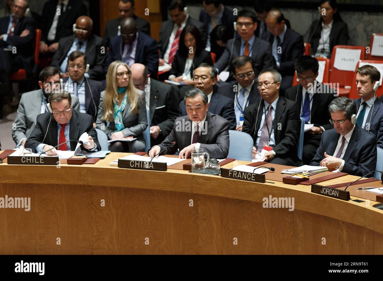 UN-Sicherheitsrat billigt Friedensplan für Syrien (151218) -- NEW YORK, 18. Dezember 2015 -- der chinesische Außenminister Wang Yi (C, Front) spricht während eines Treffens des UN-Sicherheitsrats zu Syrien im UN-Hauptquartier in New York am 18. Dezember 2015. Der UN-Sicherheitsrat hat am Freitag eine Resolution verabschiedet, in der er einen internationalen Fahrplan für einen politischen Übergang unter syrischer Führung zur Beendigung des Konflikts in Syrien befürwortet, der dazu aufruft, dass die syrischen Friedensgespräche Anfang Januar beginnen. ) VN-SICHERHEITSRAT-SYRIEN-FAHRPLAN-CHINA-WANG YI LixMuzi PUBLICATIONxNOTxINxCHN der VN-Sicherheitsrat billigt die pla des Friedens Stockfoto